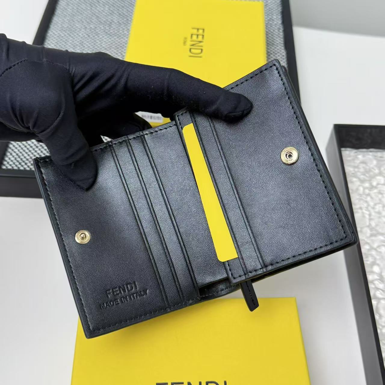 FENDI芬迪 F is Fendi 金标Logo老花FF图案双折翻盖 小牛皮 钱包卡包 女款 棕色,黑