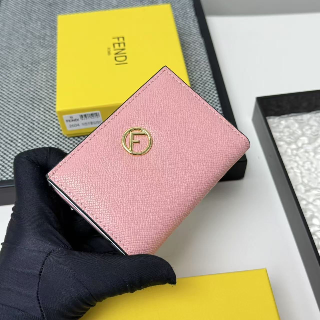 FENDI芬迪 F is Fendi 金标Logo老花FF图案双折翻盖 小牛皮 钱包卡包 女款 棕色,黑
