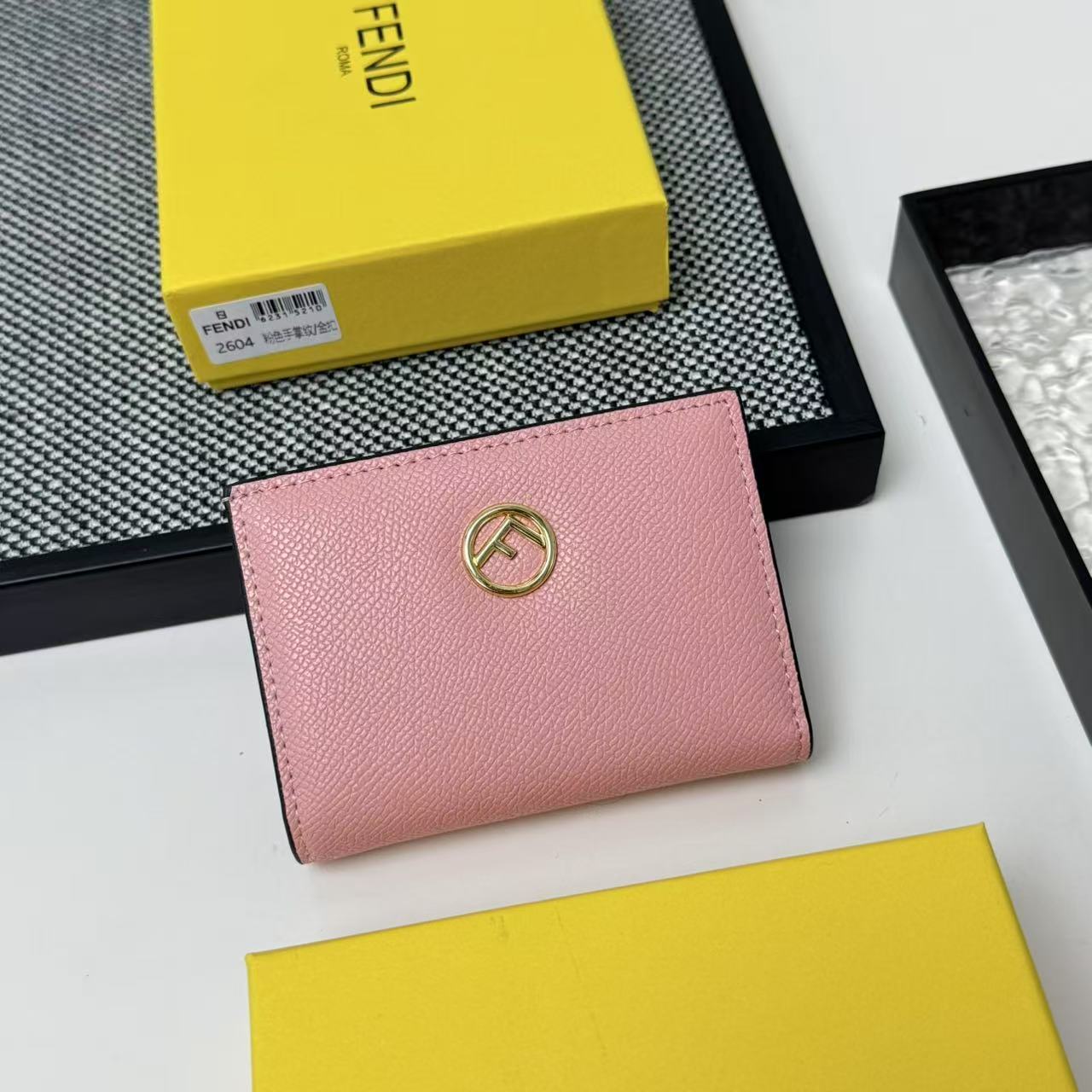 FENDI芬迪 F is Fendi 金标Logo老花FF图案双折翻盖 小牛皮 钱包卡包 女款 棕色,黑