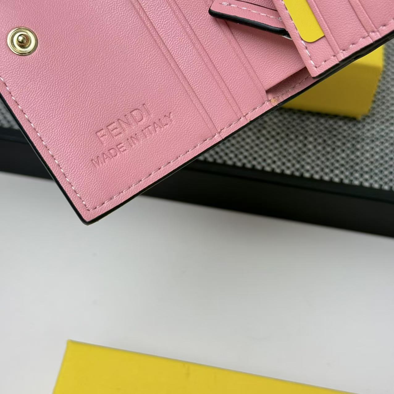 FENDI芬迪 F is Fendi 金标Logo老花FF图案双折翻盖 小牛皮 钱包卡包 女款 棕色,黑