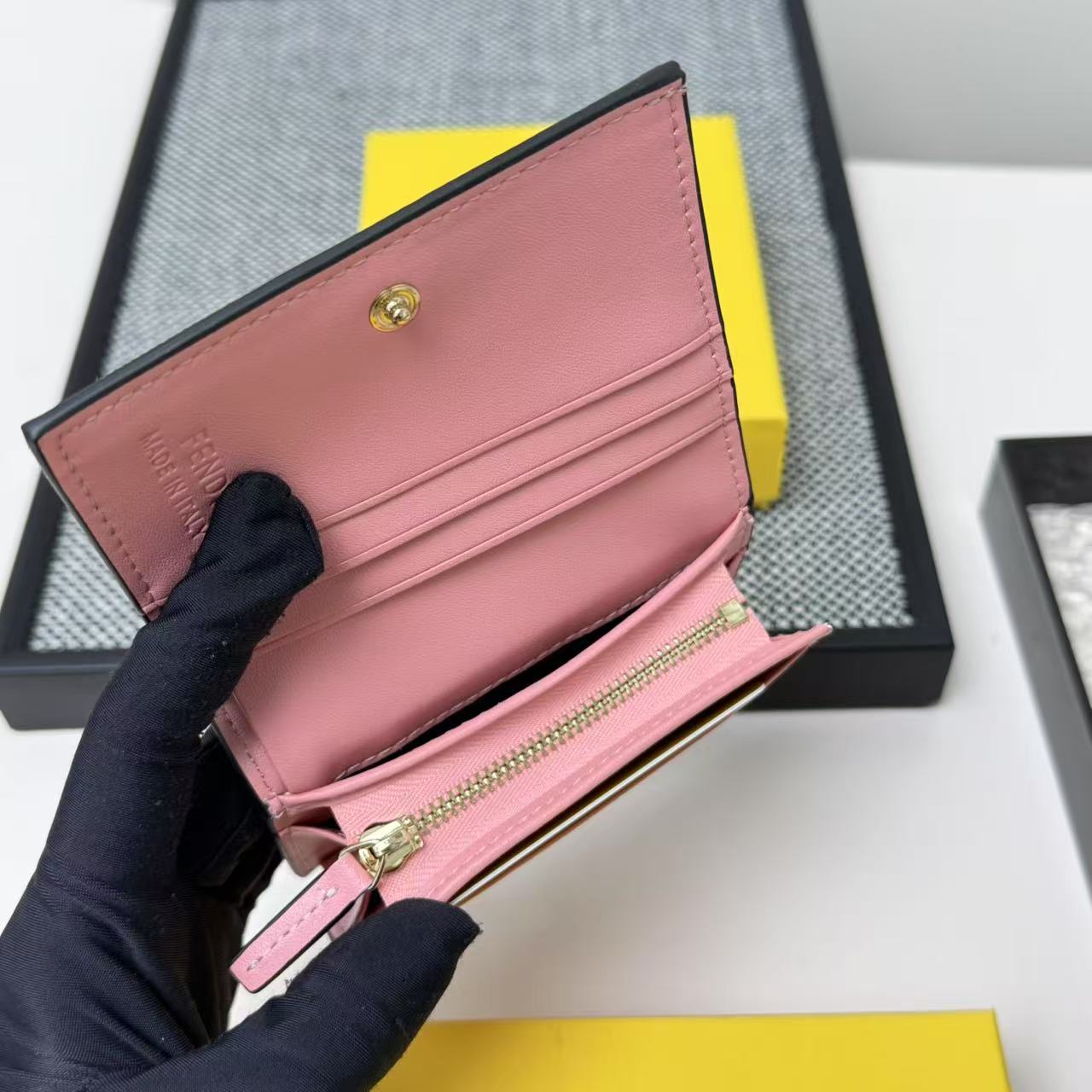 FENDI芬迪 F is Fendi 金标Logo老花FF图案双折翻盖 小牛皮 钱包卡包 女款 棕色,黑