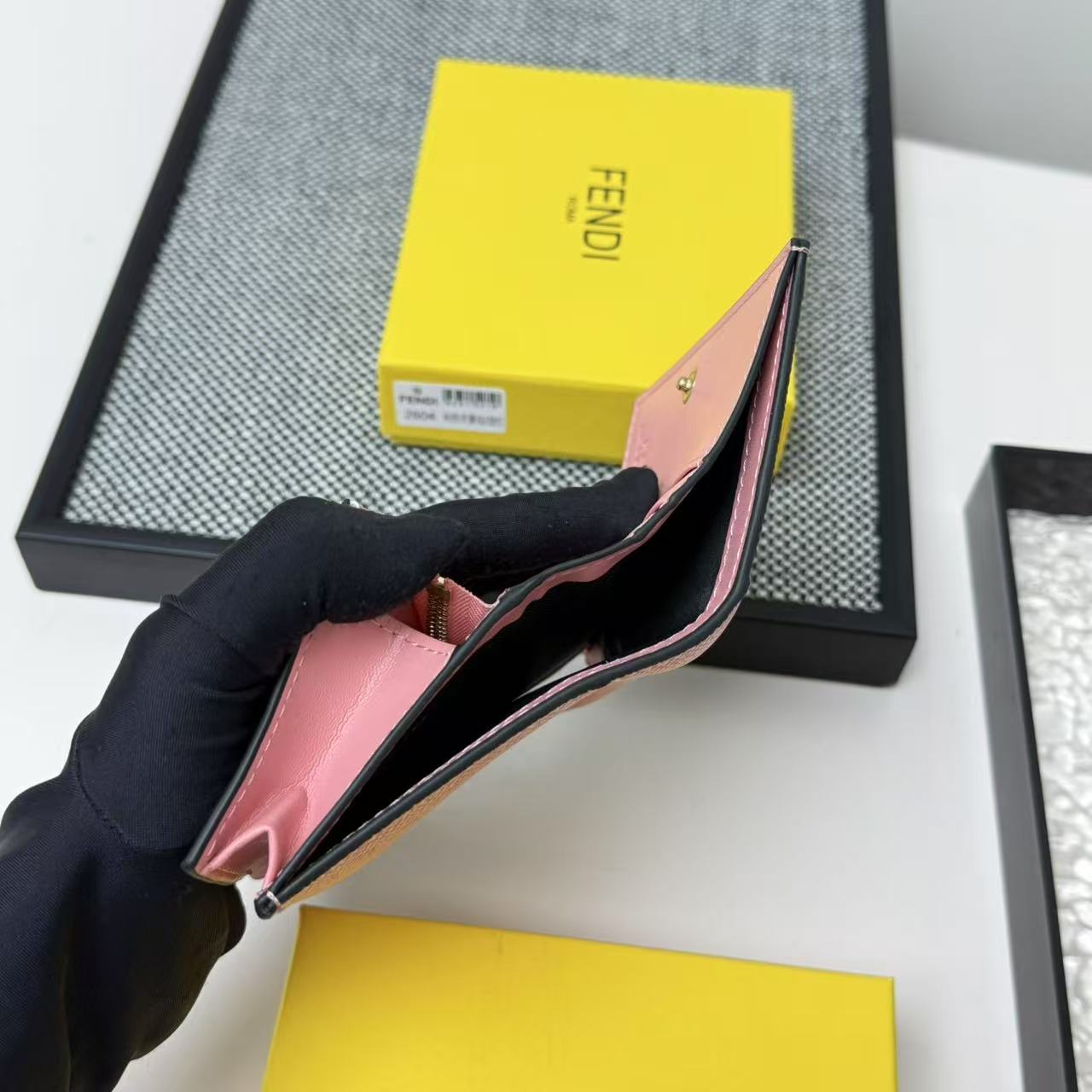 FENDI芬迪 F is Fendi 金标Logo老花FF图案双折翻盖 小牛皮 钱包卡包 女款 棕色,黑