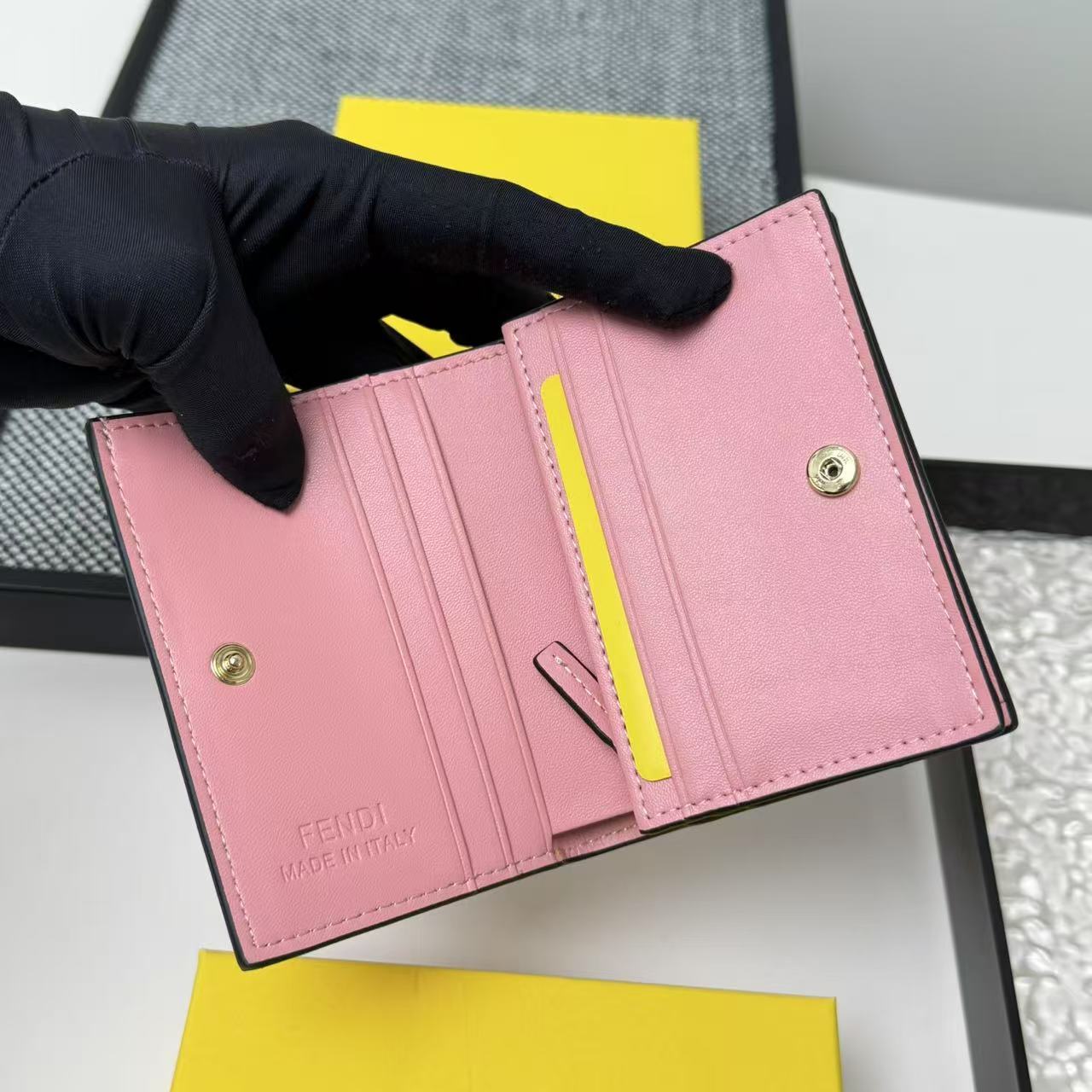 FENDI芬迪 F is Fendi 金标Logo老花FF图案双折翻盖 小牛皮 钱包卡包 女款 棕色,黑