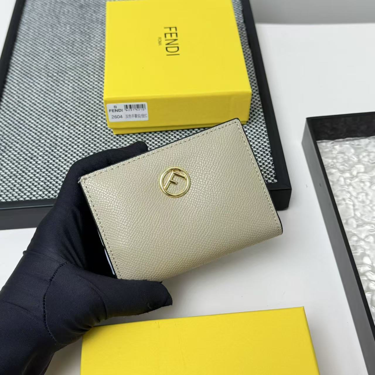 FENDI芬迪 F is Fendi 金标Logo老花FF图案双折翻盖 小牛皮 钱包卡包 女款 棕色,黑