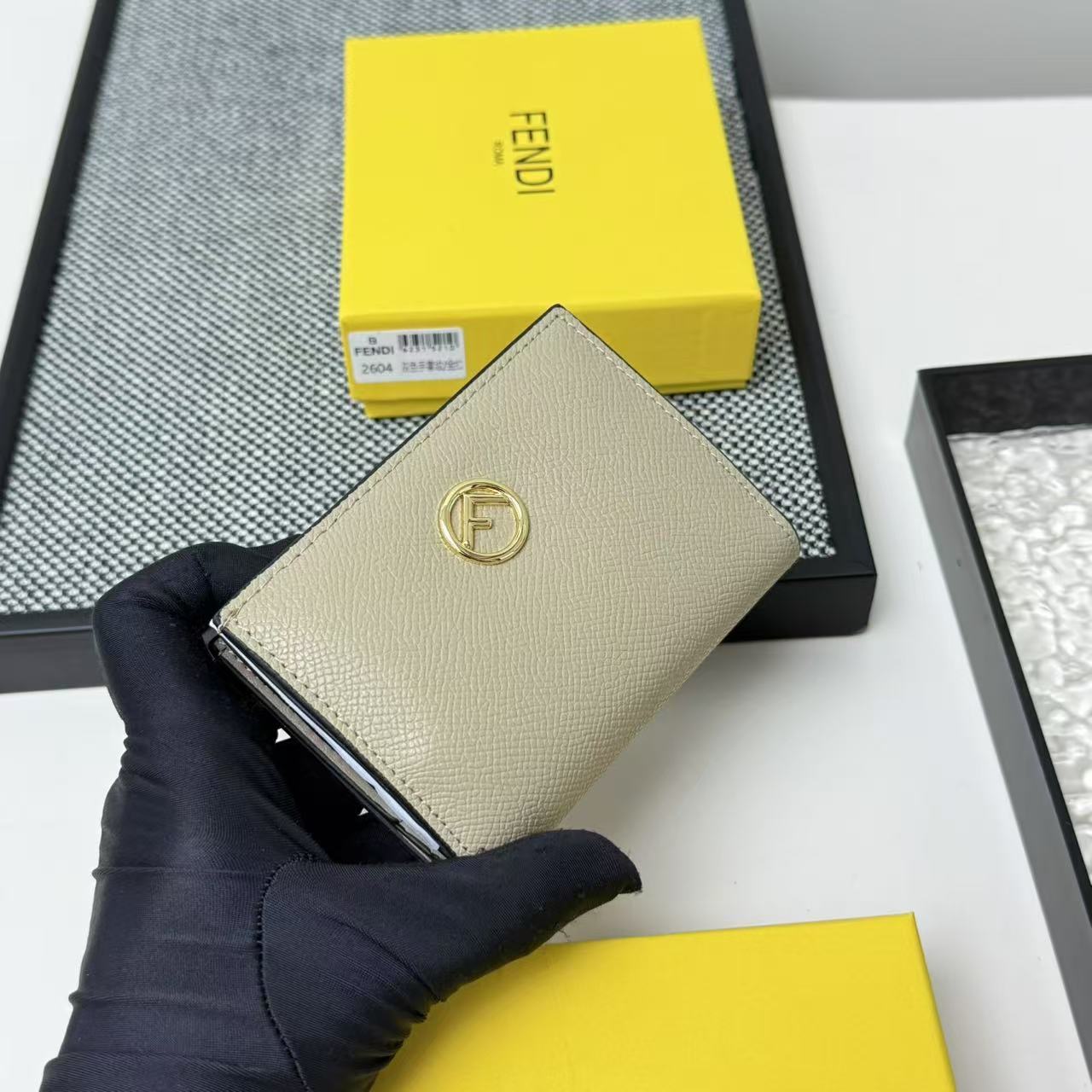FENDI芬迪 F is Fendi 金标Logo老花FF图案双折翻盖 小牛皮 钱包卡包 女款 棕色,黑