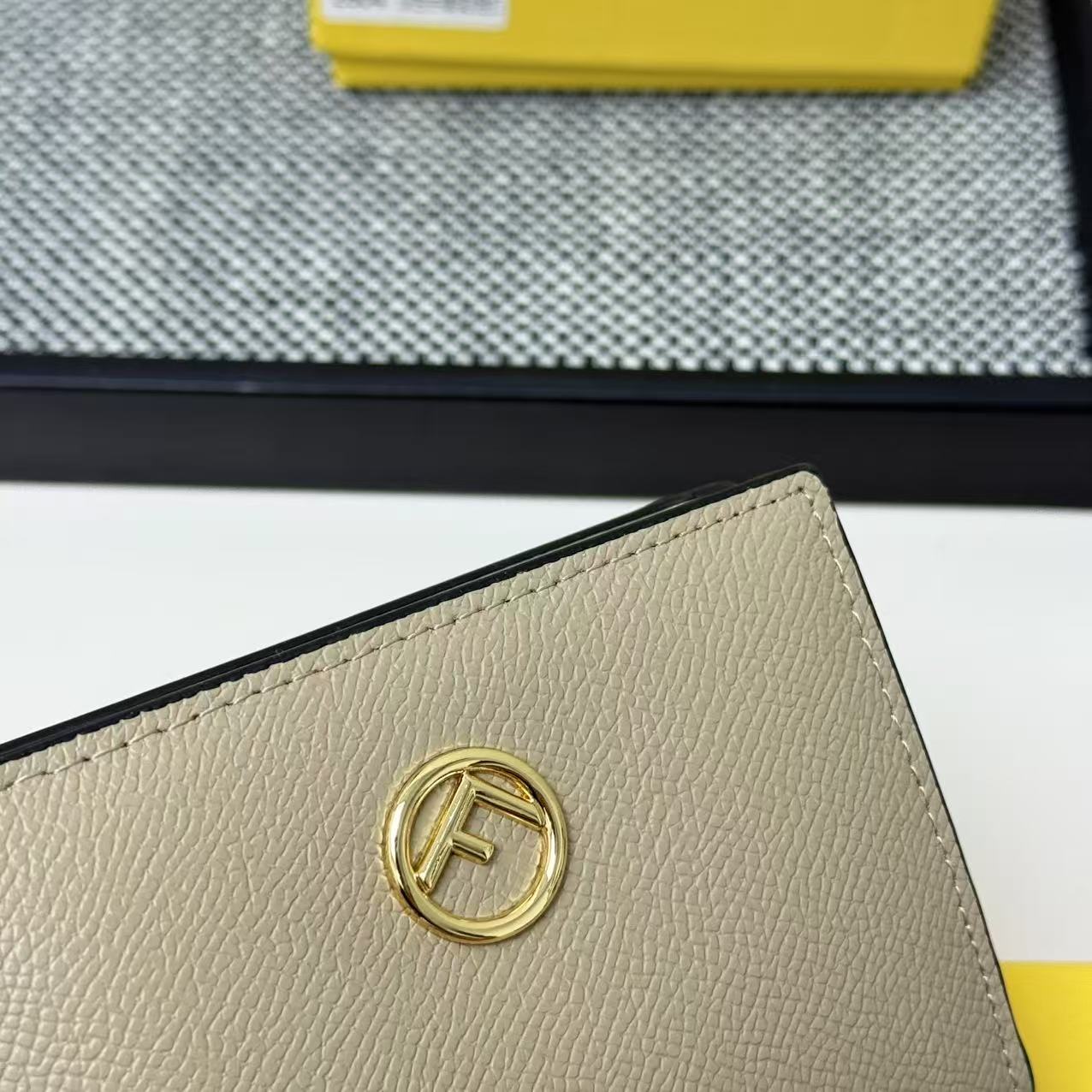 FENDI芬迪 F is Fendi 金标Logo老花FF图案双折翻盖 小牛皮 钱包卡包 女款 棕色,黑