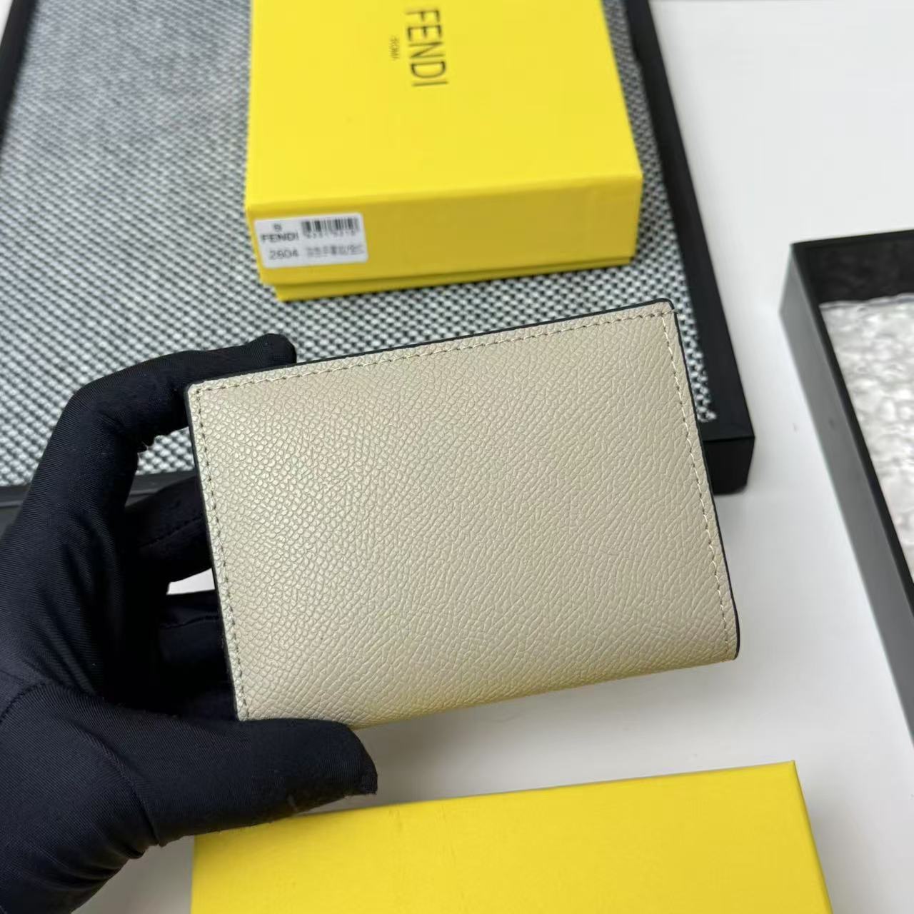 FENDI芬迪 F is Fendi 金标Logo老花FF图案双折翻盖 小牛皮 钱包卡包 女款 棕色,黑