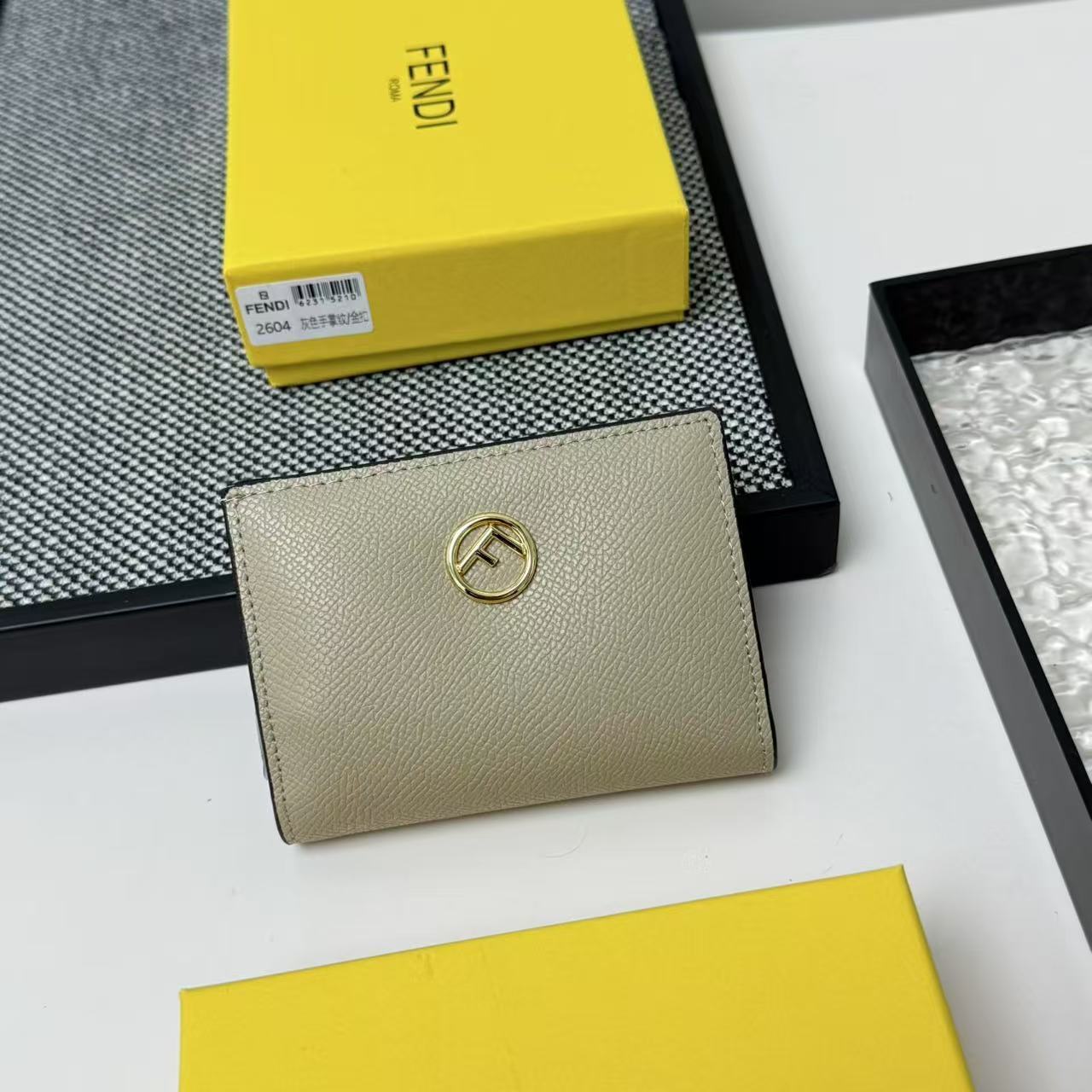 FENDI芬迪 F is Fendi 金标Logo老花FF图案双折翻盖 小牛皮 钱包卡包 女款 棕色,黑