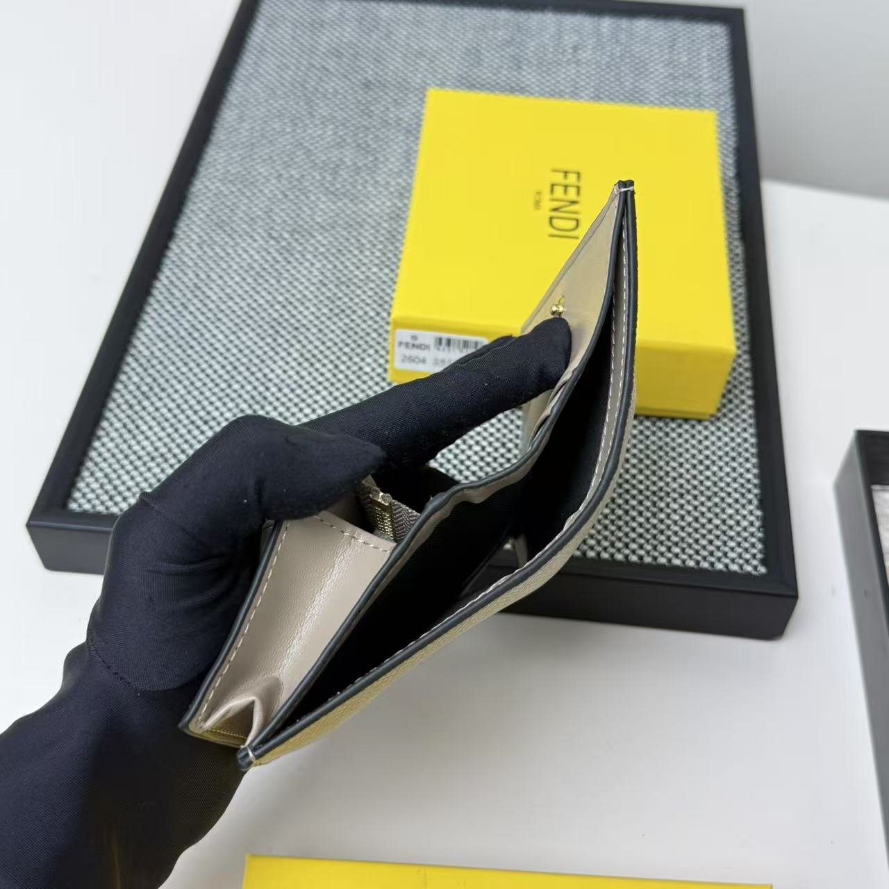 FENDI芬迪 F is Fendi 金标Logo老花FF图案双折翻盖 小牛皮 钱包卡包 女款 棕色,黑