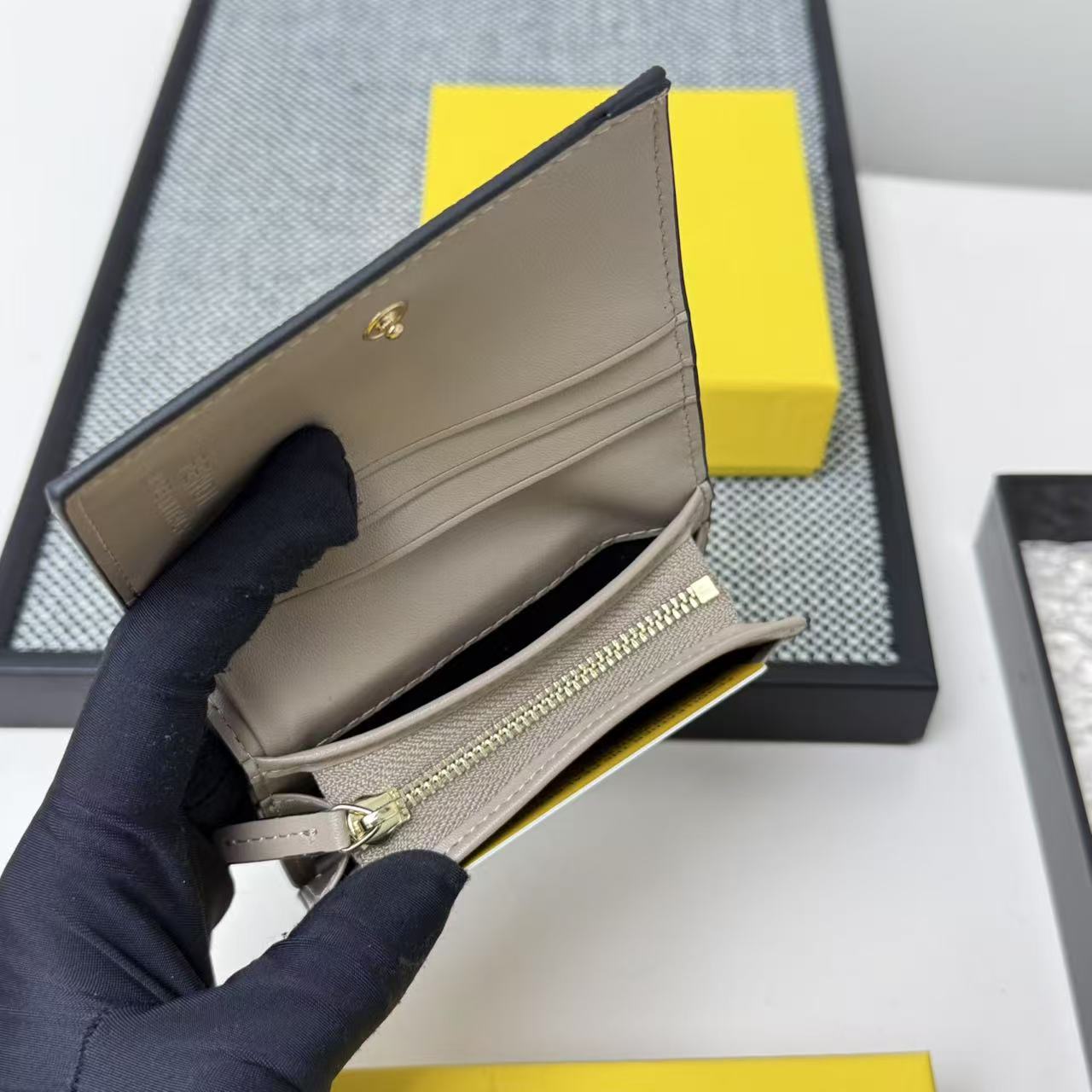 FENDI芬迪 F is Fendi 金标Logo老花FF图案双折翻盖 小牛皮 钱包卡包 女款 棕色,黑