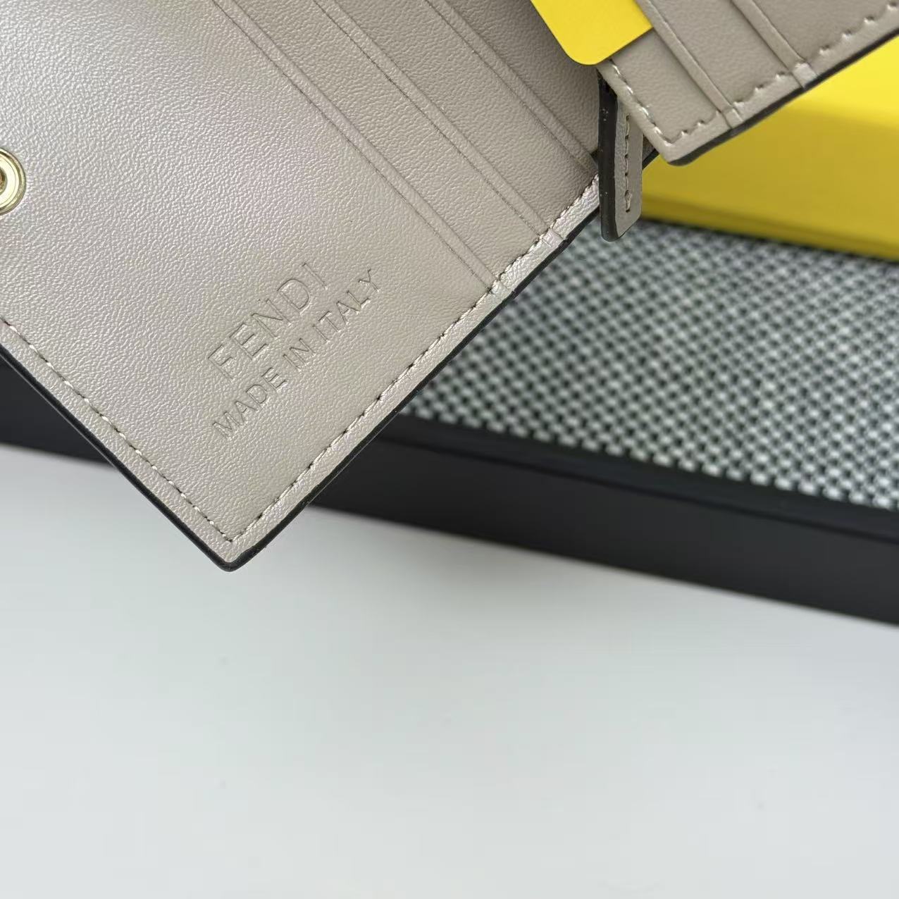 FENDI芬迪 F is Fendi 金标Logo老花FF图案双折翻盖 小牛皮 钱包卡包 女款 棕色,黑