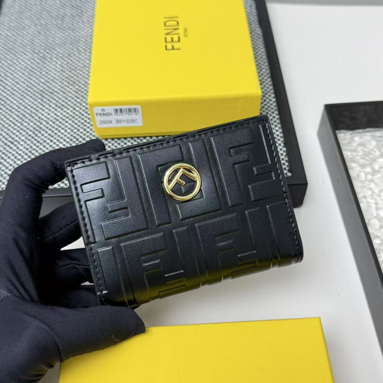 FENDI芬迪 F is Fendi 金标Logo老花FF图案双折翻盖 小牛皮 钱包卡包 女款 棕色,黑