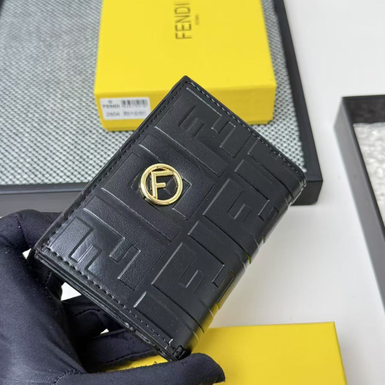 FENDI芬迪 F is Fendi 金标Logo老花FF图案双折翻盖 小牛皮 钱包卡包 女款 棕色,黑
