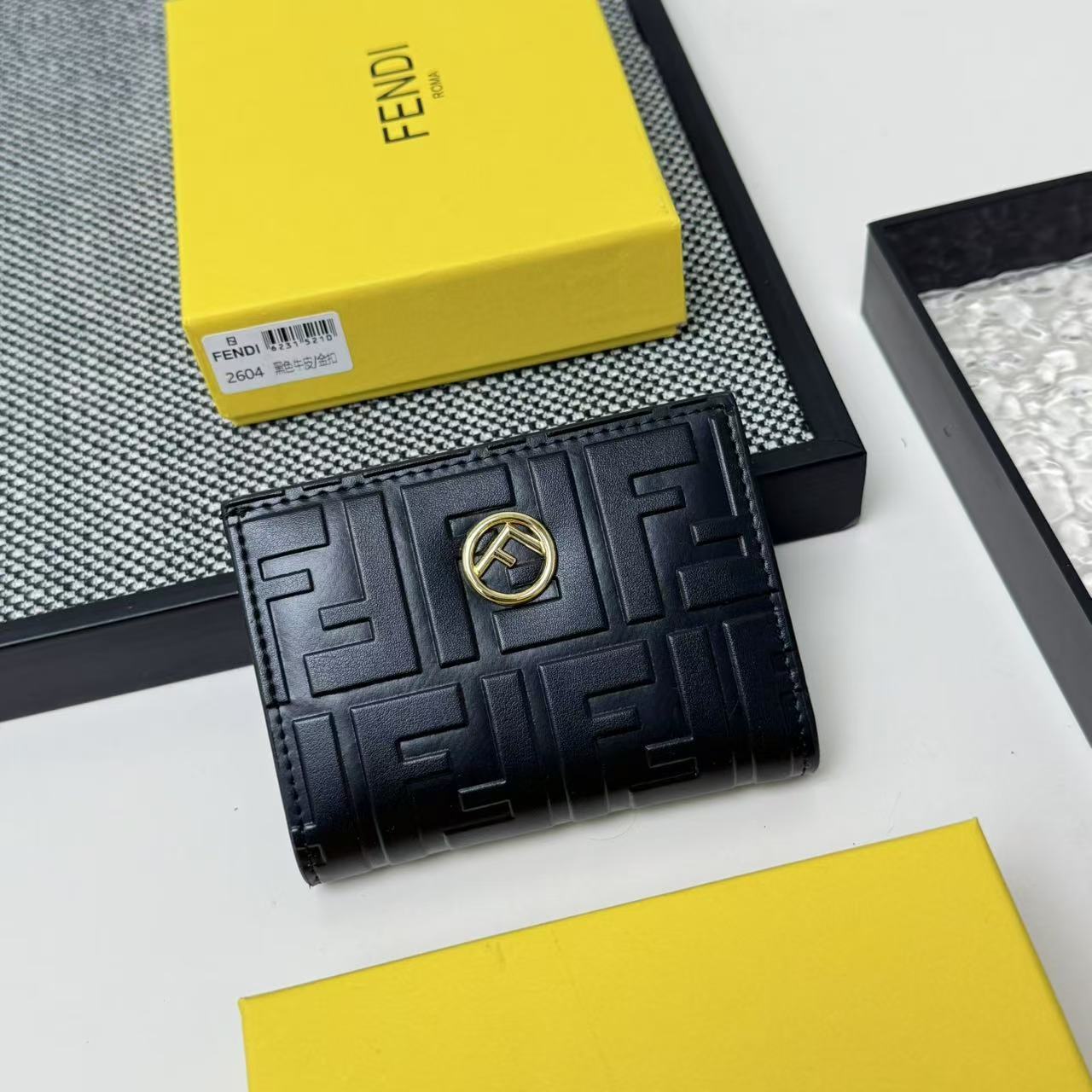 FENDI芬迪 F is Fendi 金标Logo老花FF图案双折翻盖 小牛皮 钱包卡包 女款 棕色,黑