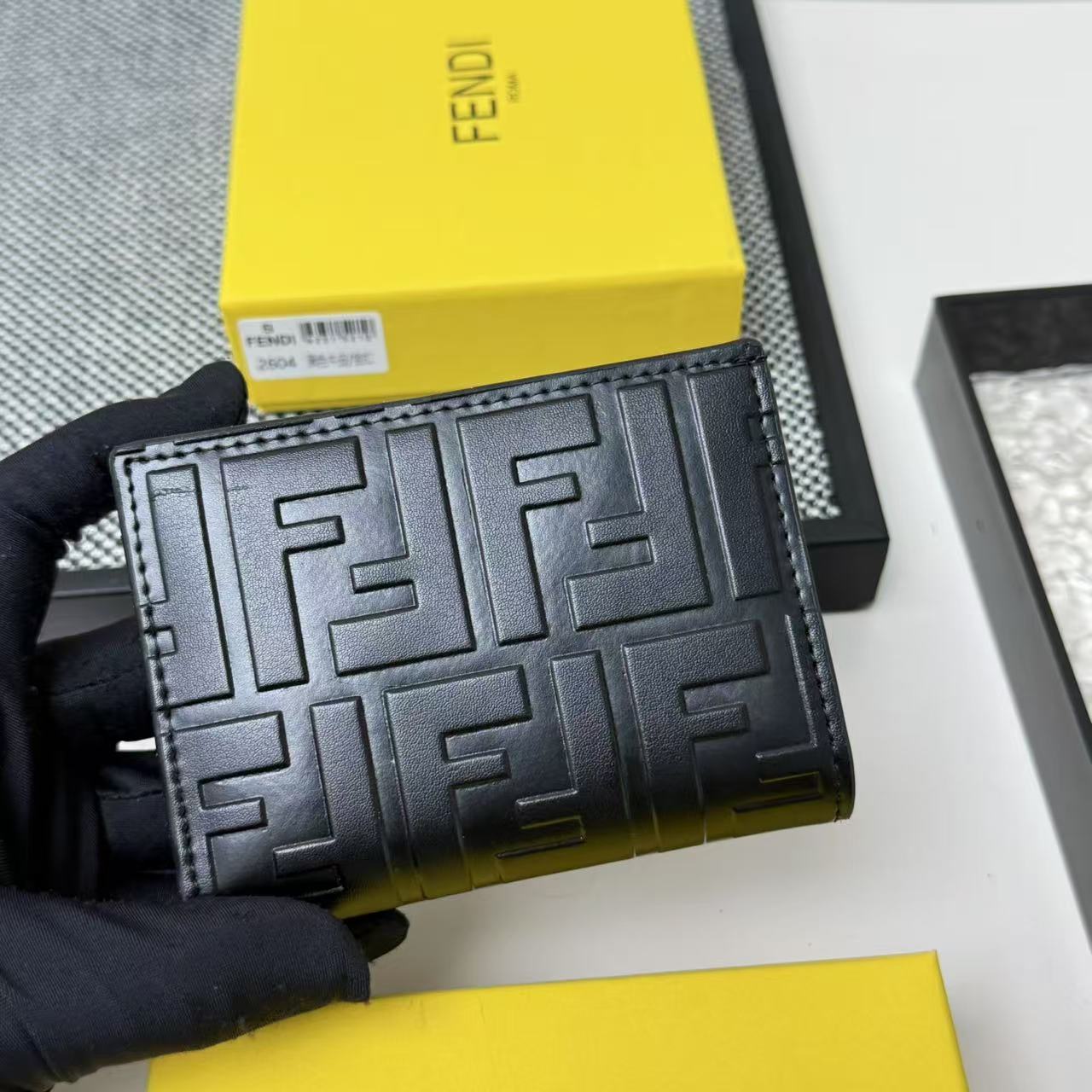 FENDI芬迪 F is Fendi 金标Logo老花FF图案双折翻盖 小牛皮 钱包卡包 女款 棕色,黑
