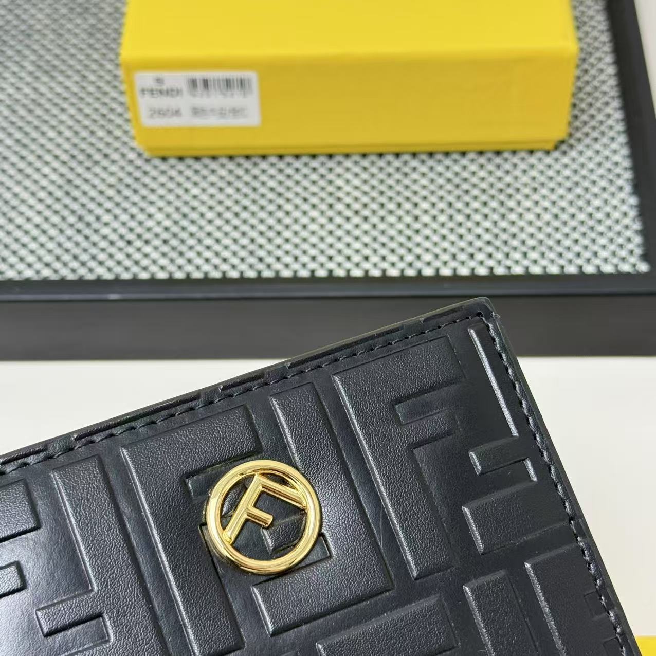 FENDI芬迪 F is Fendi 金标Logo老花FF图案双折翻盖 小牛皮 钱包卡包 女款 棕色,黑