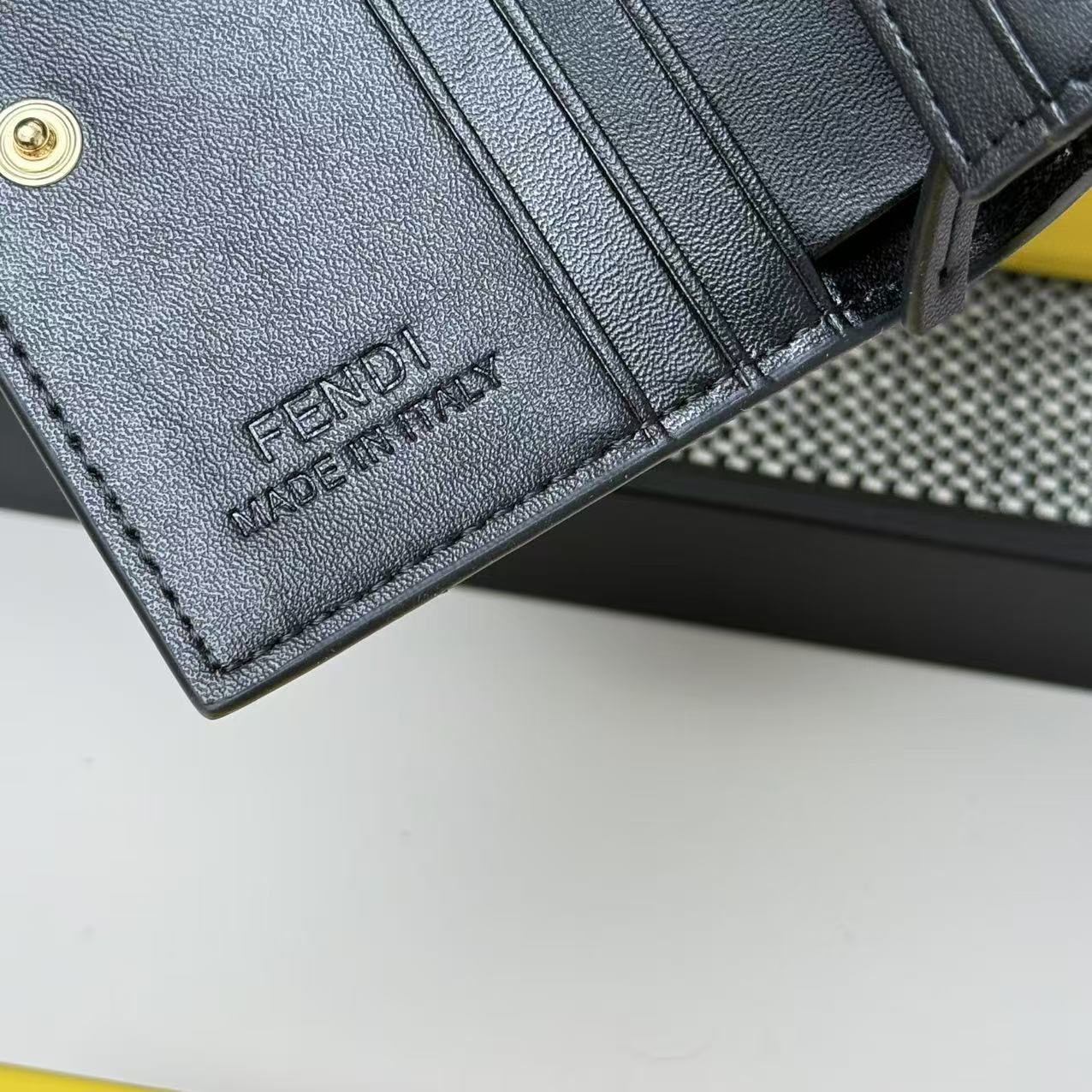FENDI芬迪 F is Fendi 金标Logo老花FF图案双折翻盖 小牛皮 钱包卡包 女款 棕色,黑