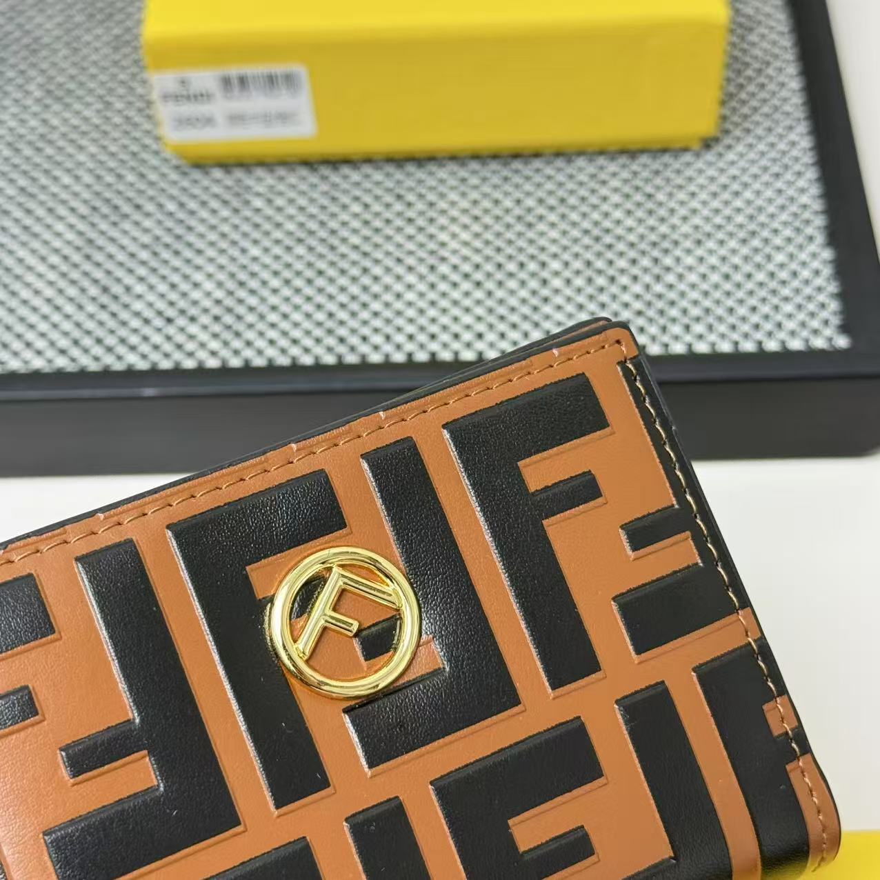 FENDI芬迪 F is Fendi 金标Logo老花FF图案双折翻盖 小牛皮 钱包卡包 女款 棕色,黑
