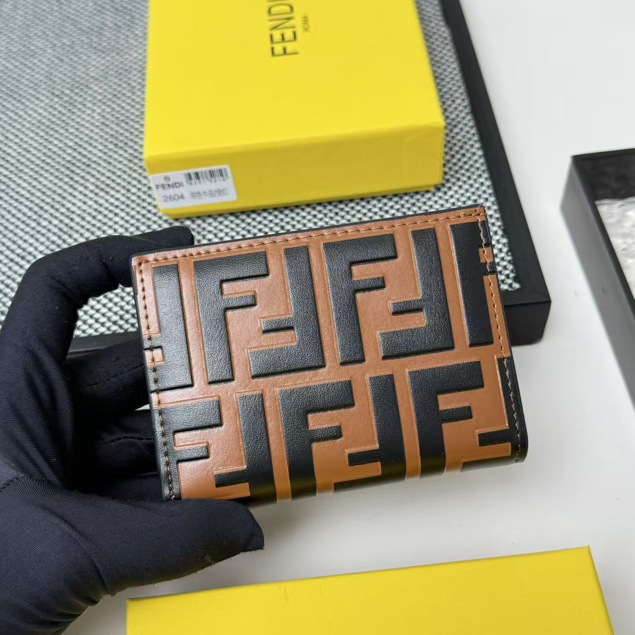 FENDI芬迪 F is Fendi 金标Logo老花FF图案双折翻盖 小牛皮 钱包卡包 女款 棕色,黑