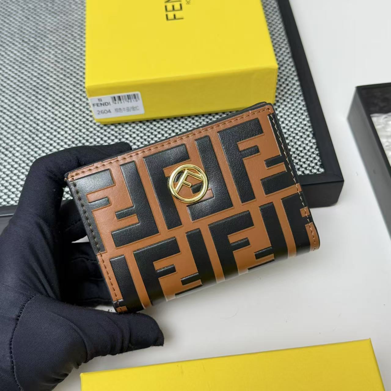 FENDI芬迪 F is Fendi 金标Logo老花FF图案双折翻盖 小牛皮 钱包卡包 女款 棕色,黑