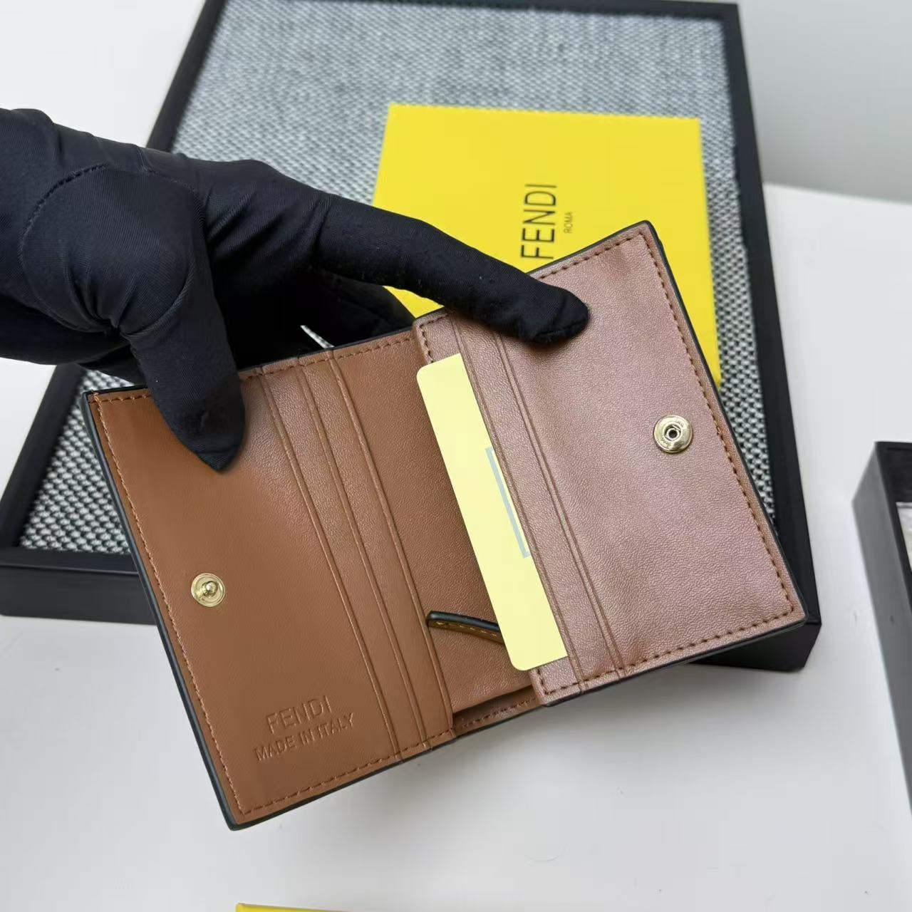 FENDI芬迪 F is Fendi 金标Logo老花FF图案双折翻盖 小牛皮 钱包卡包 女款 棕色,黑