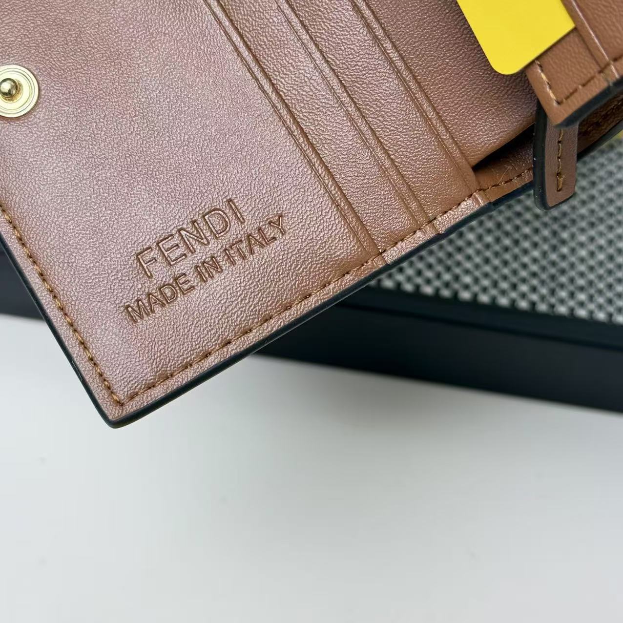 FENDI芬迪 F is Fendi 金标Logo老花FF图案双折翻盖 小牛皮 钱包卡包 女款 棕色,黑