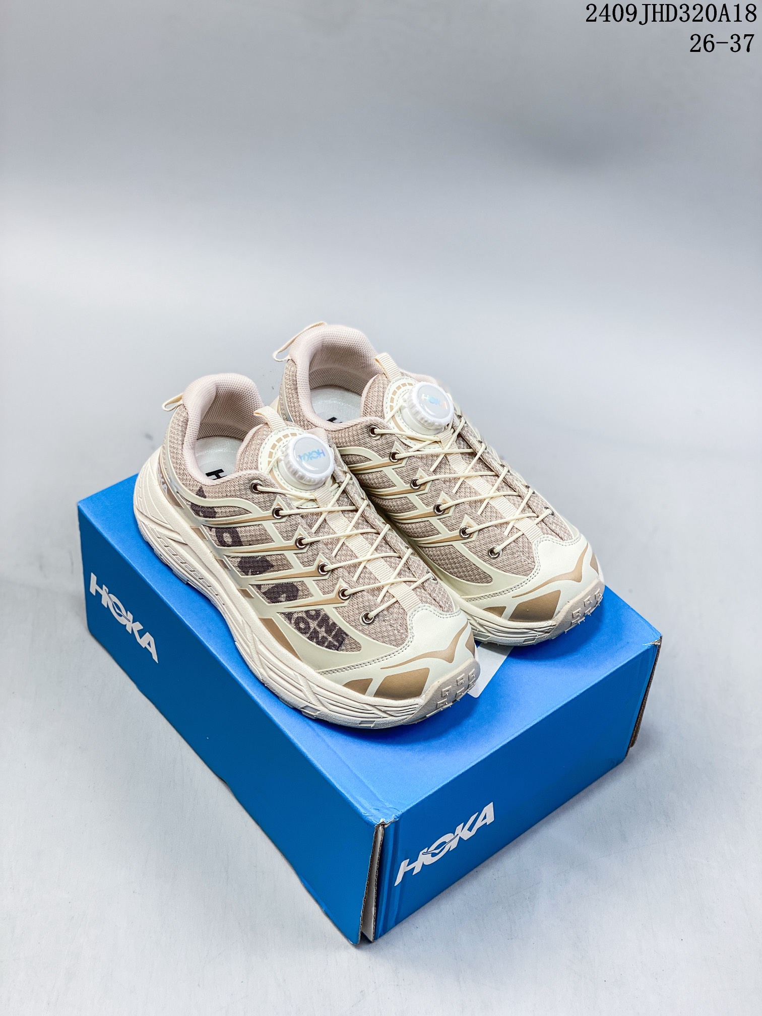 图片[6]-🈴 童鞋系列 玛法特二代 HOKA ONE ONE Mafate Speed 2 Low 轻量低帮户外越野跑鞋 户外山脉越野轻量运动跑鞋。鞋面用轻的无缝架构，鞋带用了弹性不易松脱的扁宽弹性鞋带，轻薄的TPU贴在透气的鞋面上。以阿尔卑斯山脉为主将亮色与蓝色调覆盖在这轮廓之上，前掌与中掌部分进行加宽，橡胶大底，EVA缓震鞋底用滚动平衡技术引导跑者自然步态。 65XIB919 类型： 尺码：26-37 09JHD320A18-选品中心