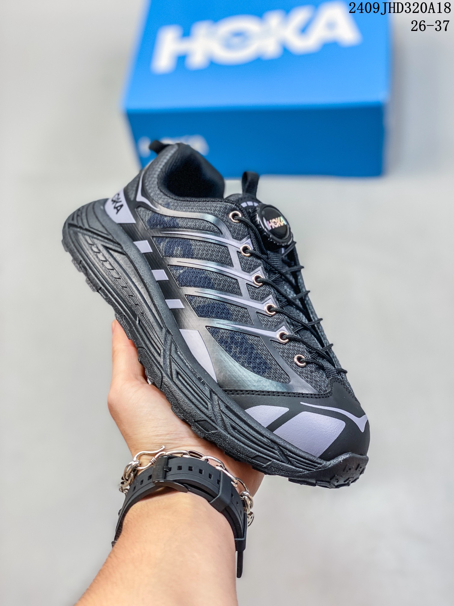🈴 童鞋系列 玛法特二代 HOKA ONE ONE Mafate Speed 2 Low 轻量低帮户外越野跑鞋 户外山脉越野轻量运动跑鞋。鞋面用轻的无缝架构，鞋带用了弹性不易松脱的扁宽弹性鞋带，轻薄的TPU贴在透气的鞋面上。以阿尔卑斯山脉为主将亮色与蓝色调覆盖在这轮廓之上，前掌与中掌部分进行加宽，橡胶大底，EVA缓震鞋底用滚动平衡技术引导跑者自然步态。 65XIB919 类型： 尺码：26-37 09JHD320A18-选品中心