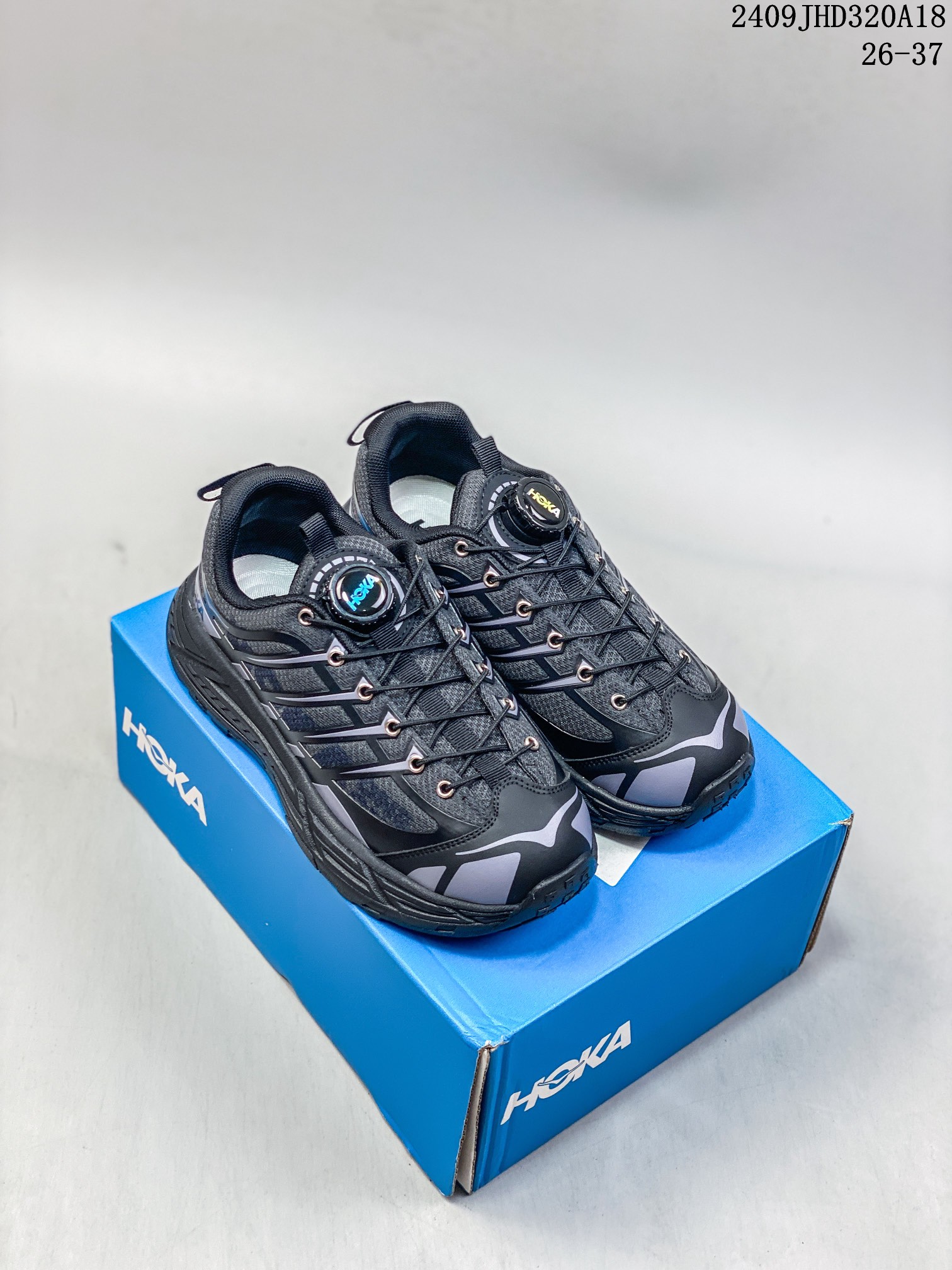 图片[2]-🈴 童鞋系列 玛法特二代 HOKA ONE ONE Mafate Speed 2 Low 轻量低帮户外越野跑鞋 户外山脉越野轻量运动跑鞋。鞋面用轻的无缝架构，鞋带用了弹性不易松脱的扁宽弹性鞋带，轻薄的TPU贴在透气的鞋面上。以阿尔卑斯山脉为主将亮色与蓝色调覆盖在这轮廓之上，前掌与中掌部分进行加宽，橡胶大底，EVA缓震鞋底用滚动平衡技术引导跑者自然步态。 65XIB919 类型： 尺码：26-37 09JHD320A18-选品中心