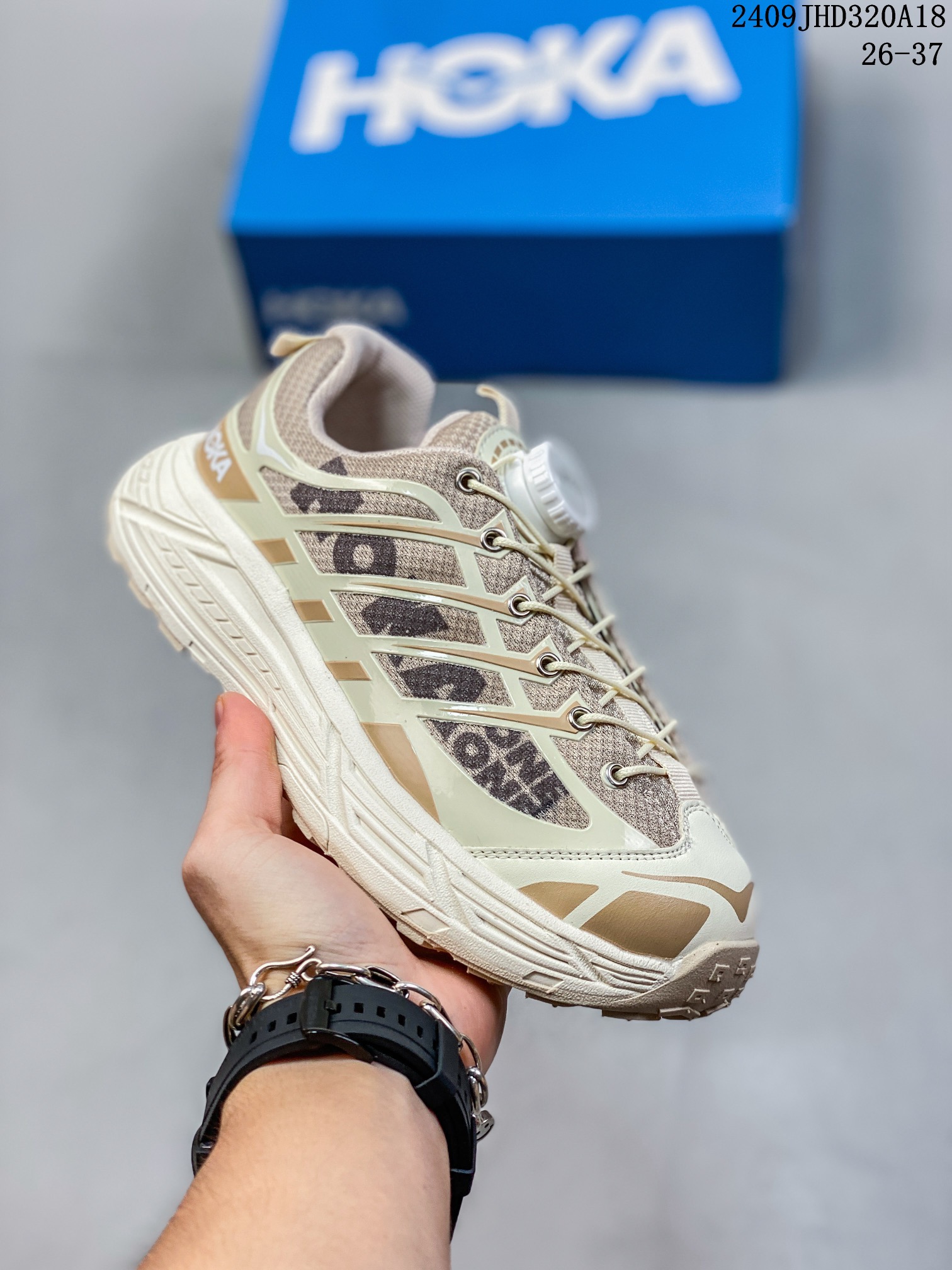 图片[5]-🈴 童鞋系列 玛法特二代 HOKA ONE ONE Mafate Speed 2 Low 轻量低帮户外越野跑鞋 户外山脉越野轻量运动跑鞋。鞋面用轻的无缝架构，鞋带用了弹性不易松脱的扁宽弹性鞋带，轻薄的TPU贴在透气的鞋面上。以阿尔卑斯山脉为主将亮色与蓝色调覆盖在这轮廓之上，前掌与中掌部分进行加宽，橡胶大底，EVA缓震鞋底用滚动平衡技术引导跑者自然步态。 65XIB919 类型： 尺码：26-37 09JHD320A18-选品中心