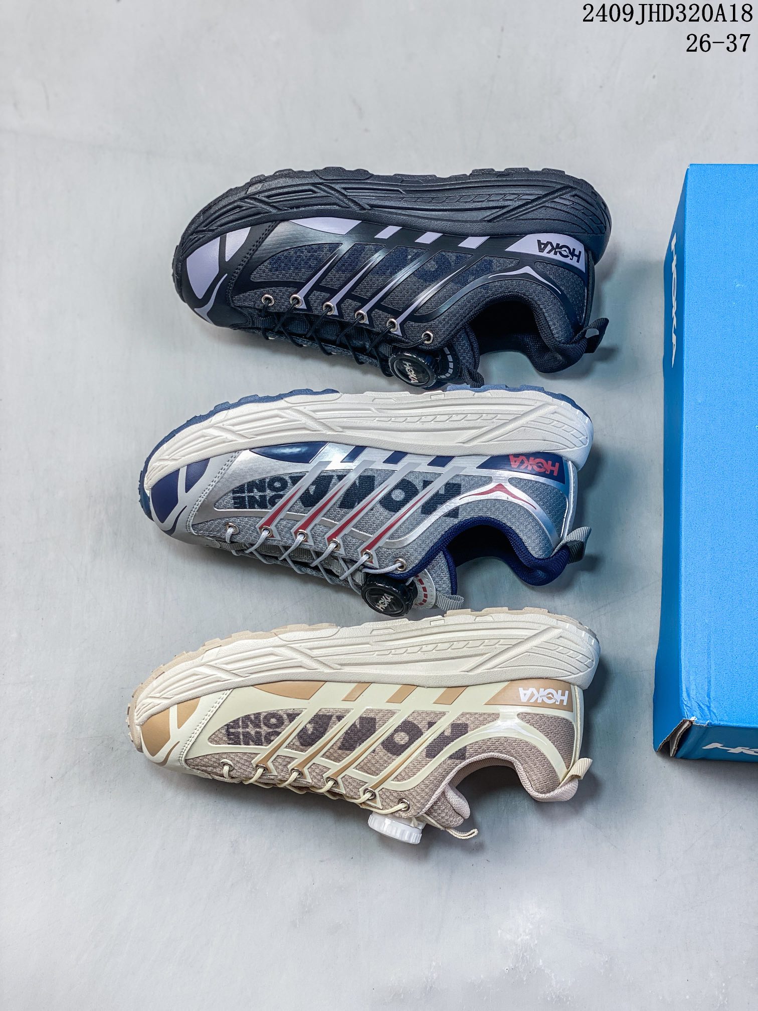 图片[7]-🈴 童鞋系列 玛法特二代 HOKA ONE ONE Mafate Speed 2 Low 轻量低帮户外越野跑鞋 户外山脉越野轻量运动跑鞋。鞋面用轻的无缝架构，鞋带用了弹性不易松脱的扁宽弹性鞋带，轻薄的TPU贴在透气的鞋面上。以阿尔卑斯山脉为主将亮色与蓝色调覆盖在这轮廓之上，前掌与中掌部分进行加宽，橡胶大底，EVA缓震鞋底用滚动平衡技术引导跑者自然步态。 65XIB919 类型： 尺码：26-37 09JHD320A18-选品中心