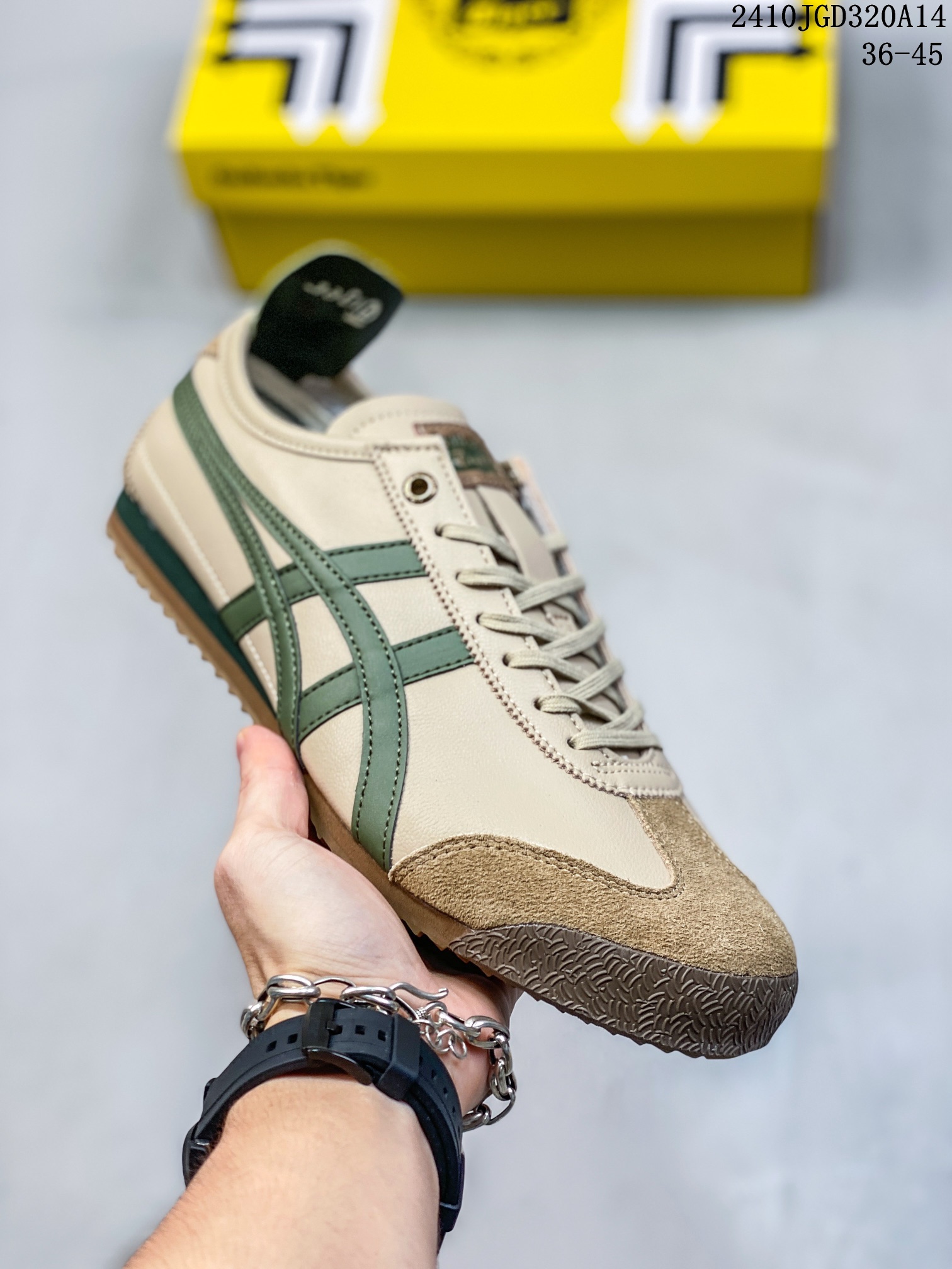Onitsuka Tiger MEXICO 66 阿斯克斯 亚瑟士 鬼冢虎 低帮 白蓝红 减震支撑低邦运动休闲鞋男女同款 这款鞋由皮革制成,具有鞋跟交叉加固设计,可提供更高的稳定性和全天舒适感,是都市生活,工作和娱乐的理想之 选.凭借其传统外观和标志性的设计效果,Mexico 66型号为任何休闲装增添了永恒的风格.鬼冢虎在全球范围内收到热烈追捧,旗下的Mexicoj 66系列,既舒适又时尚,让人无法抗拒. 半 编码:10JGD320A14
