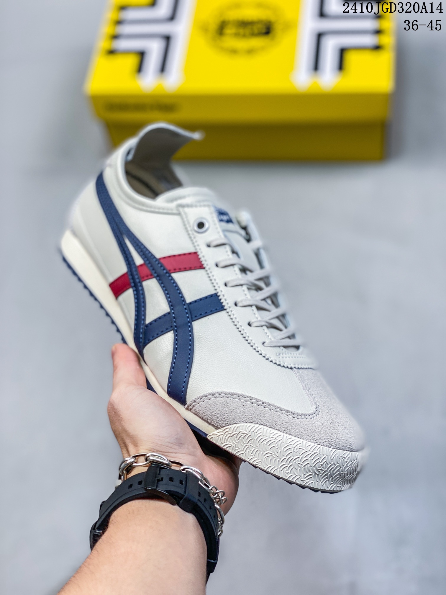 Onitsuka Tiger MEXICO 66 阿斯克斯 亚瑟士 鬼冢虎 低帮 白蓝红 减震支撑低邦运动休闲鞋男女同款 这款鞋由皮革制成,具有鞋跟交叉加固设计,可提供更高的稳定性和全天舒适感,是都市生活,工作和娱乐的理想之 选.凭借其传统外观和标志性的设计效果,Mexico 66型号为任何休闲装增添了永恒的风格.鬼冢虎在全球范围内收到热烈追捧,旗下的Mexicoj 66系列,既舒适又时尚,让人无法抗拒. 半 编码:10JGD320A14