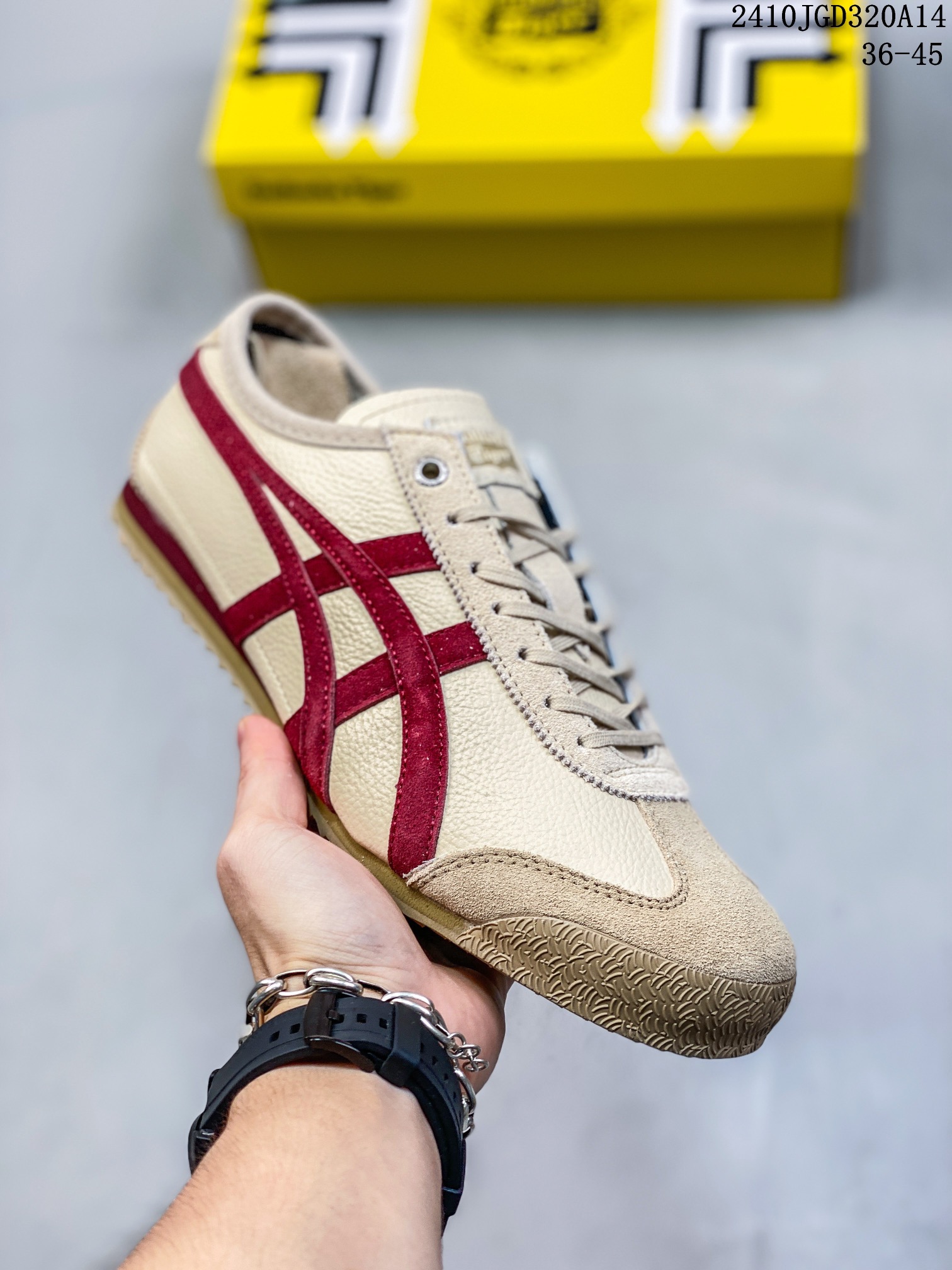 Onitsuka Tiger MEXICO 66 阿斯克斯 亚瑟士 鬼冢虎 低帮 白蓝红 减震支撑低邦运动休闲鞋男女同款 这款鞋由皮革制成,具有鞋跟交叉加固设计,可提供更高的稳定性和全天舒适感,是都市生活,工作和娱乐的理想之 选.凭借其传统外观和标志性的设计效果,Mexico 66型号为任何休闲装增添了永恒的风格.鬼冢虎在全球范围内收到热烈追捧,旗下的Mexicoj 66系列,既舒适又时尚,让人无法抗拒. 半 编码:10JGD320A14