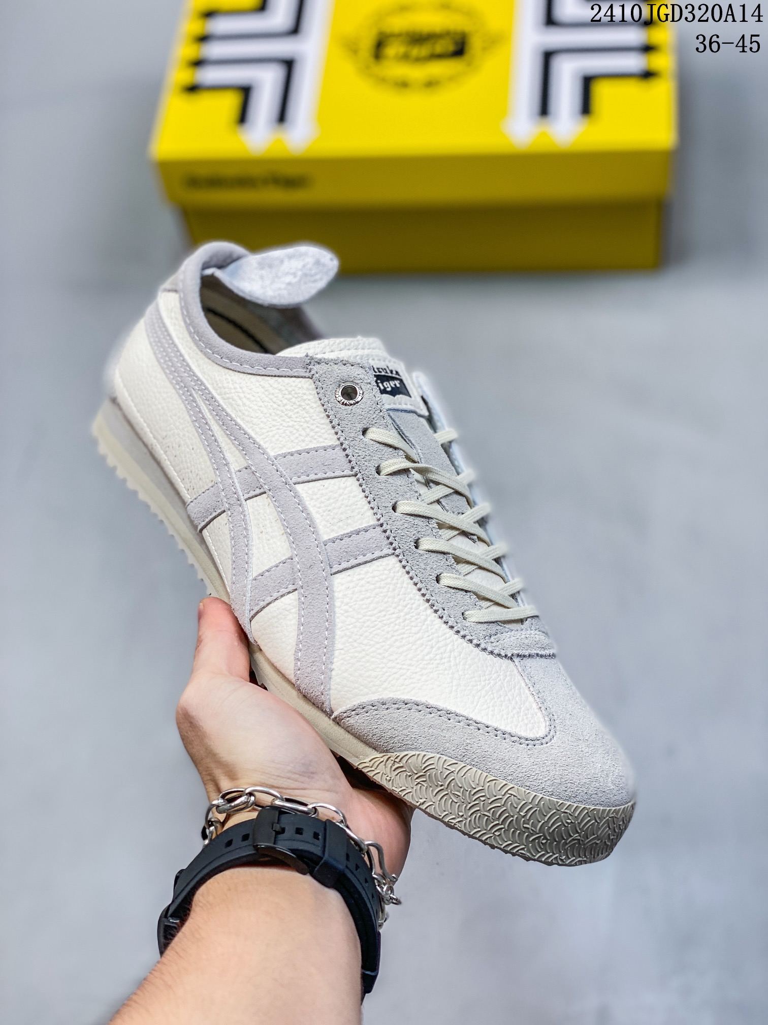 Onitsuka Tiger MEXICO 66 阿斯克斯 亚瑟士 鬼冢虎 低帮 白蓝红 减震支撑低邦运动休闲鞋男女同款 这款鞋由皮革制成,具有鞋跟交叉加固设计,可提供更高的稳定性和全天舒适感,是都市生活,工作和娱乐的理想之 选.凭借其传统外观和标志性的设计效果,Mexico 66型号为任何休闲装增添了永恒的风格.鬼冢虎在全球范围内收到热烈追捧,旗下的Mexicoj 66系列,既舒适又时尚,让人无法抗拒. 半 编码:10JGD320A14