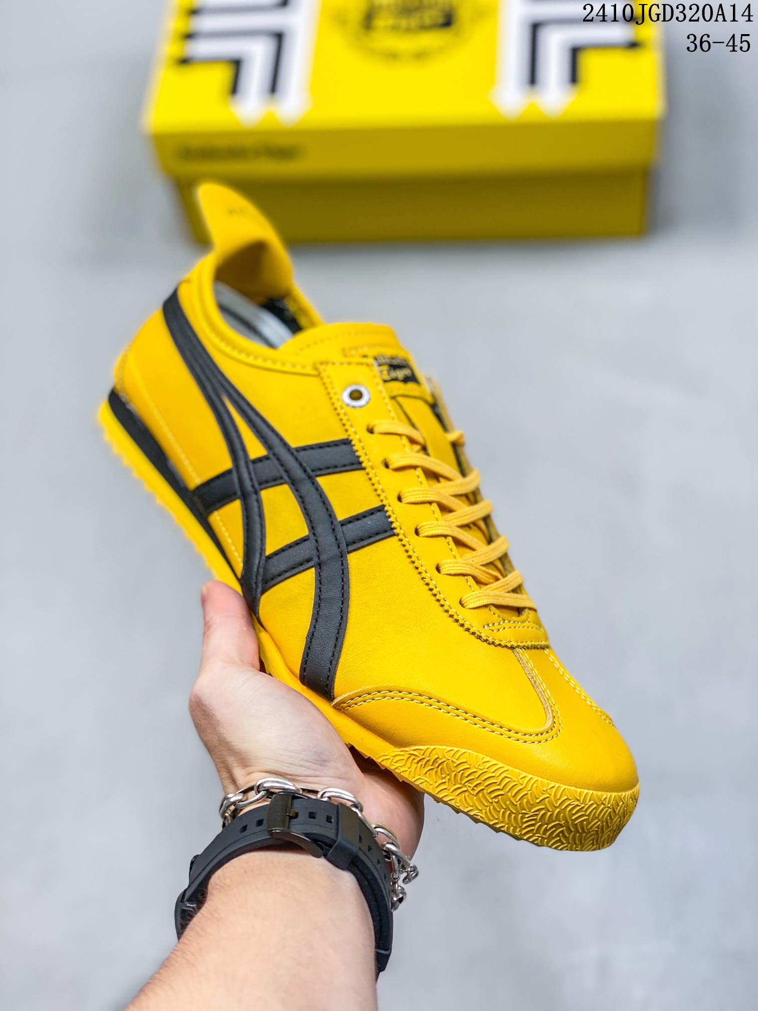 Onitsuka Tiger MEXICO 66 阿斯克斯 亚瑟士 鬼冢虎 低帮 白蓝红 减震支撑低邦运动休闲鞋男女同款 这款鞋由皮革制成,具有鞋跟交叉加固设计,可提供更高的稳定性和全天舒适感,是都市生活,工作和娱乐的理想之 选.凭借其传统外观和标志性的设计效果,Mexico 66型号为任何休闲装增添了永恒的风格.鬼冢虎在全球范围内收到热烈追捧,旗下的Mexicoj 66系列,既舒适又时尚,让人无法抗拒. 半 编码:10JGD320A14