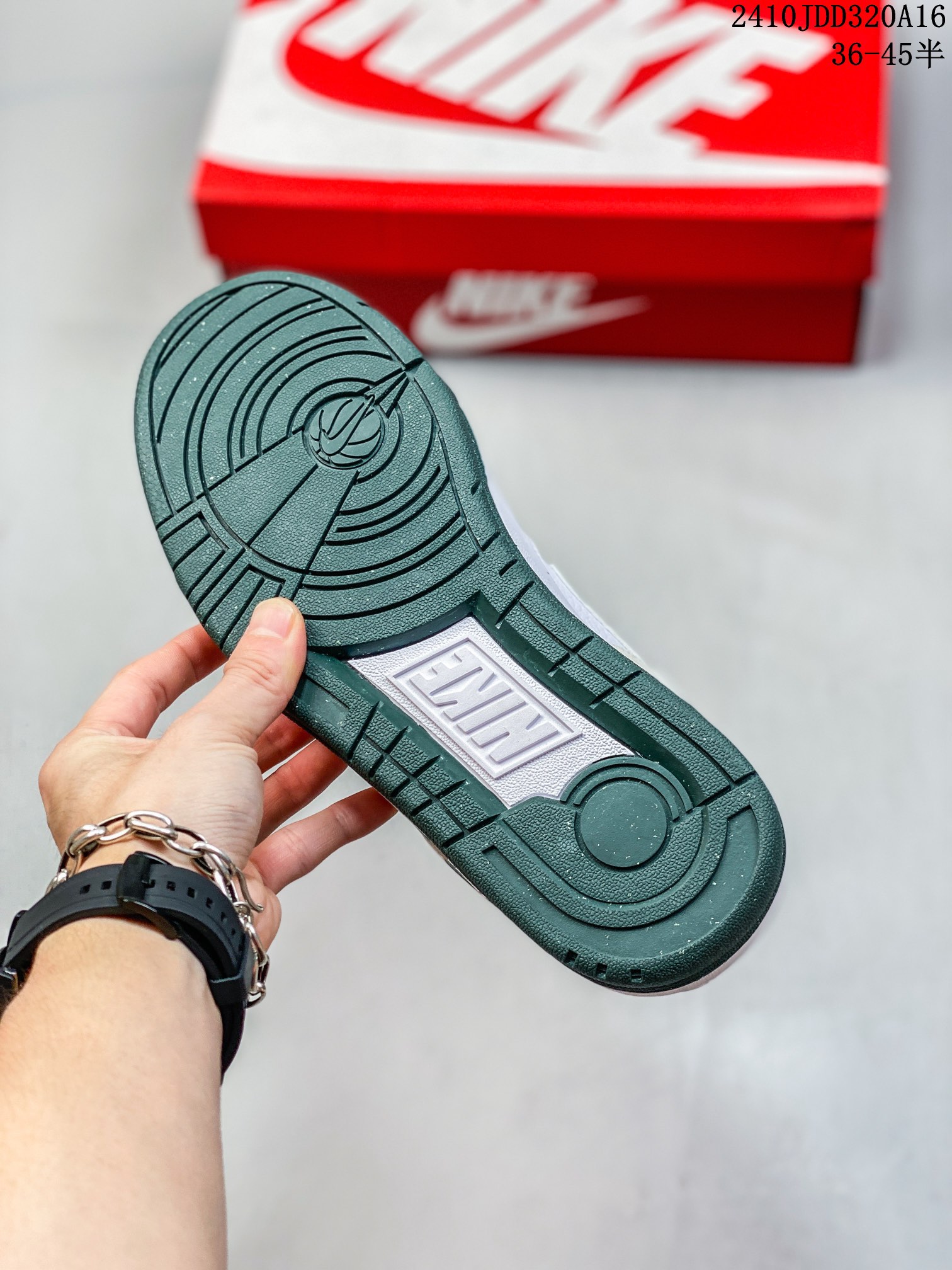 💰150
✅耐克Nike FULL FORCE LO扣篮系列低帮休闲运动滑板板鞋采用软质牛剖皮鞋面材质#正确后跟反口里弧度#原厂中底布正确印刷#鞋垫嵌入缓震乳胶+Sole真气垫装置#原比值开发耐磨橡胶大底❗
货号:FB1362-101
尺码:36 36.5 37.5 38 38.5 39 40 40.5 41 42 42.5 43 44 45
编码:10JDD320A16