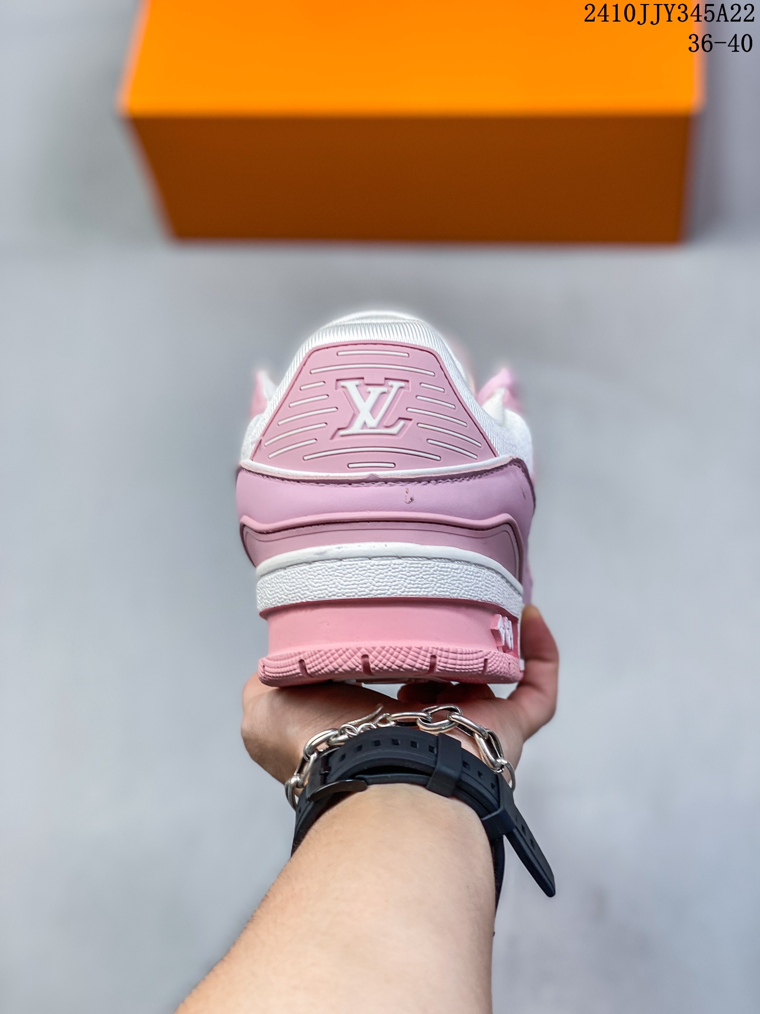 💰110 全新LV路易威登 LV ARCH LIGHT SNEAKER 休闲运动文化百搭篮球板鞋 尺码：36-40