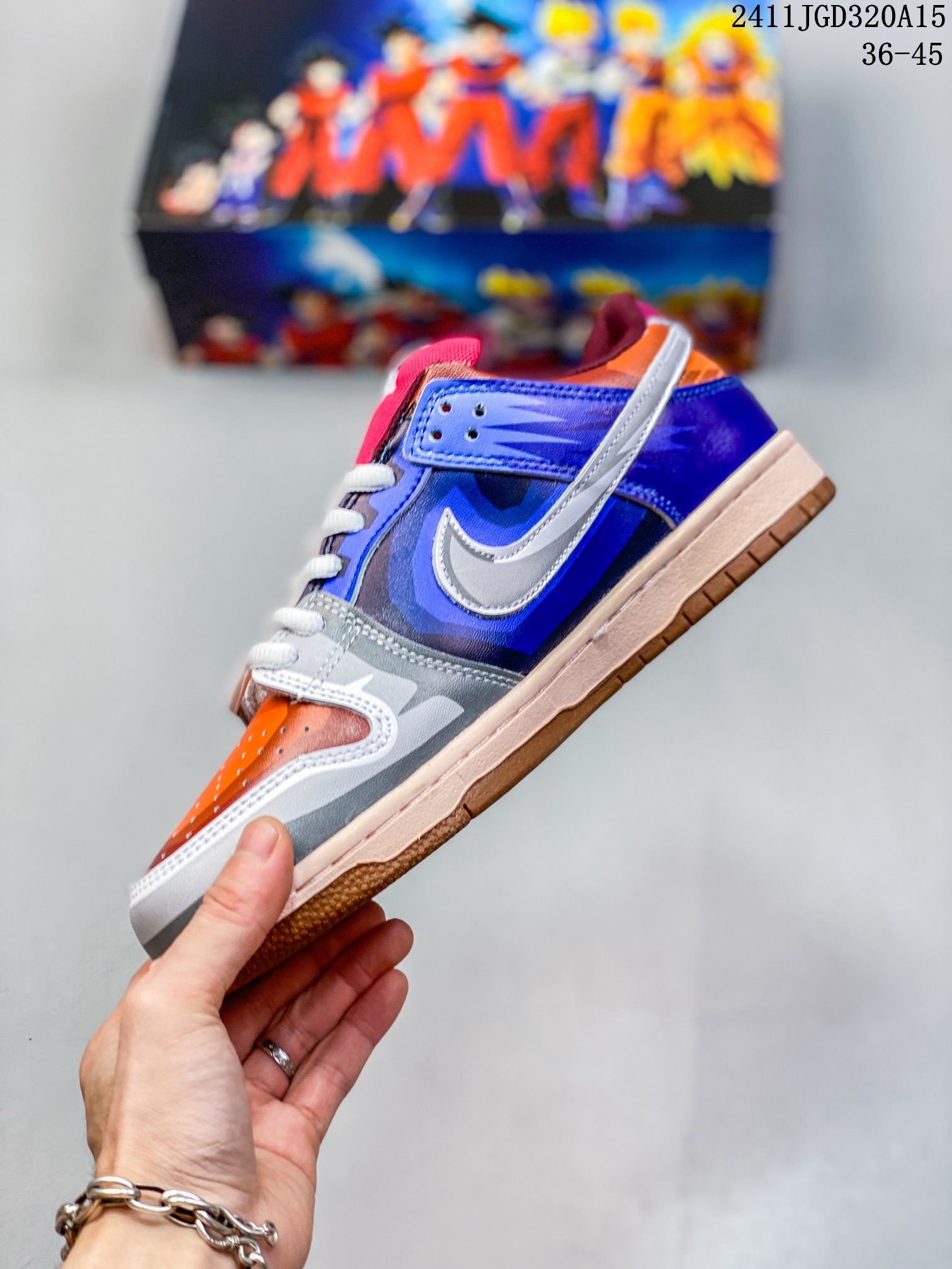 ❤️220包邮//原单代购级别
Nike/耐克 SB七龙珠系列 全新2021版更新数据窄楦翘头版型，采用硬质磨砂革鞋面材质，大厂水平严控清洁度，缜密拉帮中底布，鞋垫嵌EVA缓震物料及背胶，全新窄版翘头耐磨橡胶大底❗️龙珠粉狂喜!定制动漫《七龙珠》贝吉塔配色！Nike SB Dunk Low"DRAGON BALL"扣篮系列低帮休闲运动滑板板鞋“米白宝蓝黄贝吉塔 CZ6501-100
尺码：36-45
编码：11JGD320A15