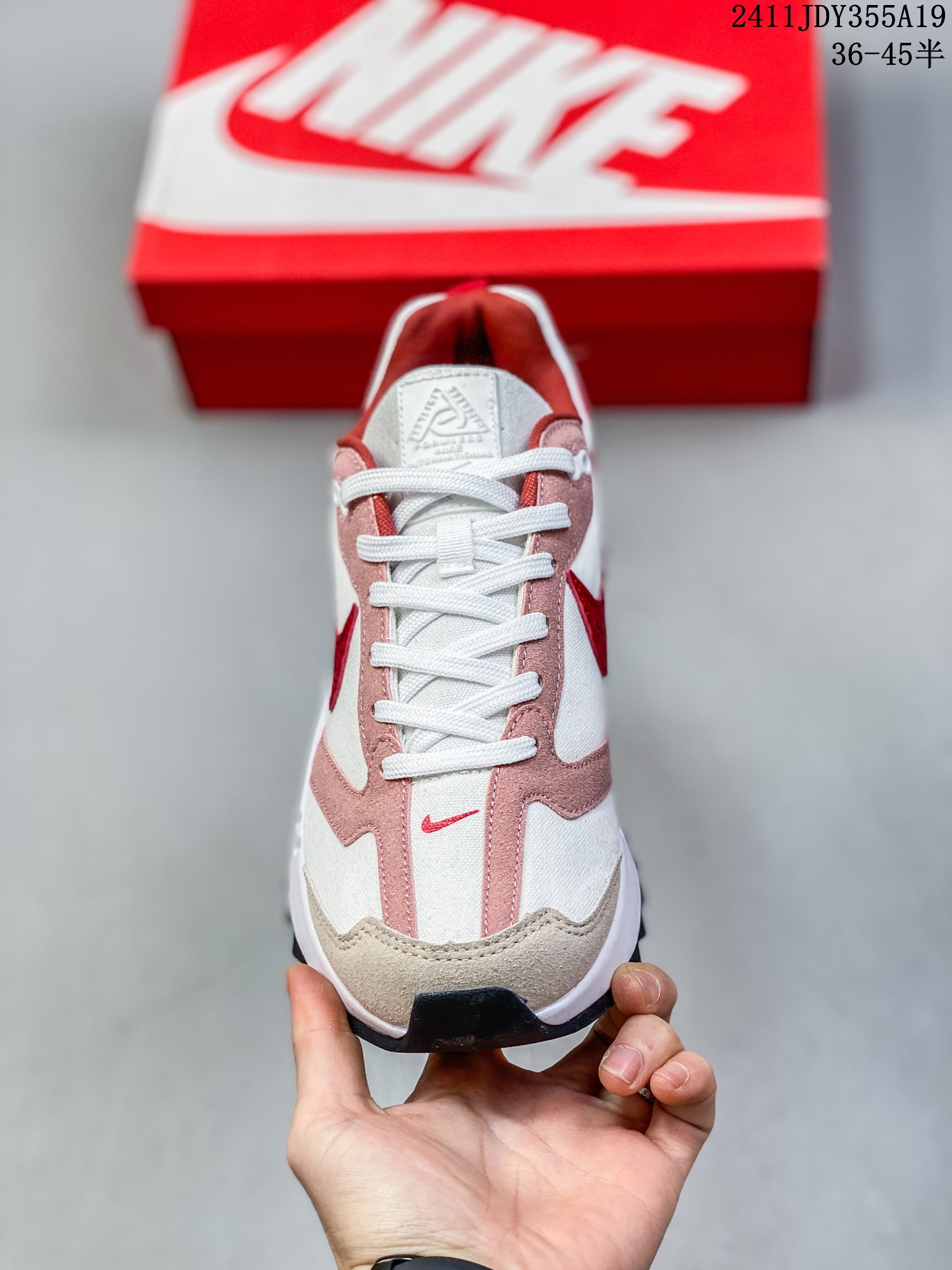 ID:xnm 【公司级】新款 Nike/耐克正品Spark Flyknit轻便透气休闲鞋厚底增高老爹跑步鞋DJ6945-100鞋面采用全编织的 Flyknit 结构,外观看上去就很清爽.侧面有透视窗和类似于袜子的内靴,让整双鞋视觉效果颇为特别.鞋头位置额外开孔的网眼,进一步增加透气性.最大的亮点自然是搭载全新 Sprak 中底科技,采用双密度泡沫打造,分层结构的中底夹有一层硬塑料板.中底新科技 + 多层结构,想必上脚后的缓震体验一定会有不小的惊喜. 货号:DJ6945 半