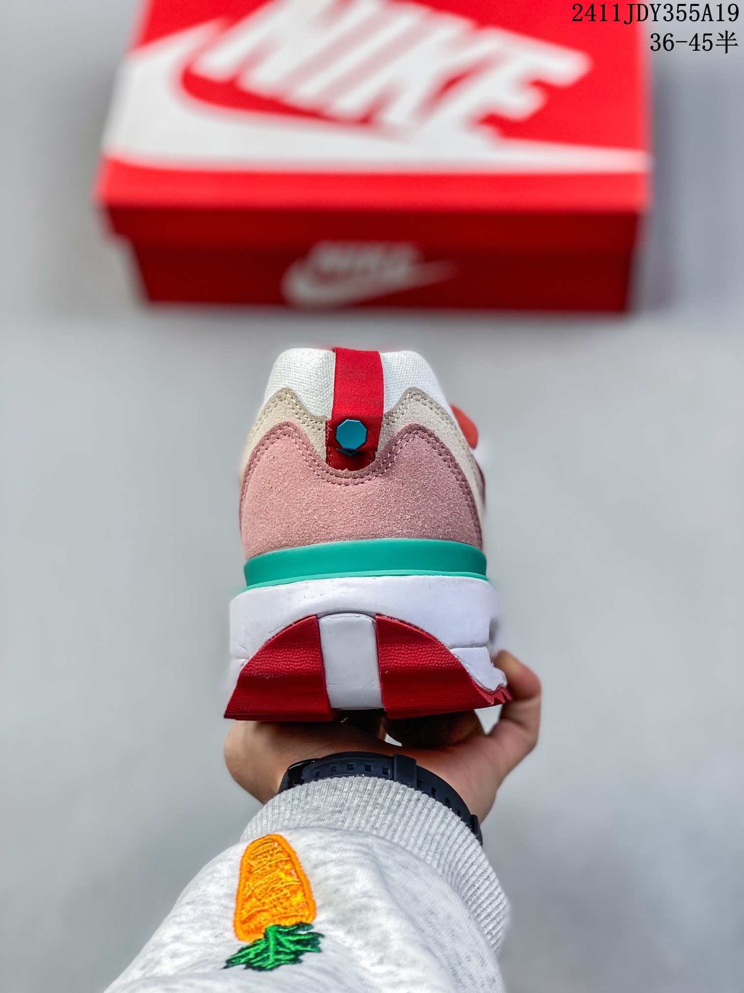 ID:xnm 【公司级】新款 Nike/耐克正品Spark Flyknit轻便透气休闲鞋厚底增高老爹跑步鞋DJ6945-100鞋面采用全编织的 Flyknit 结构,外观看上去就很清爽.侧面有透视窗和类似于袜子的内靴,让整双鞋视觉效果颇为特别.鞋头位置额外开孔的网眼,进一步增加透气性.最大的亮点自然是搭载全新 Sprak 中底科技,采用双密度泡沫打造,分层结构的中底夹有一层硬塑料板.中底新科技 + 多层结构,想必上脚后的缓震体验一定会有不小的惊喜. 货号:DJ6945 半