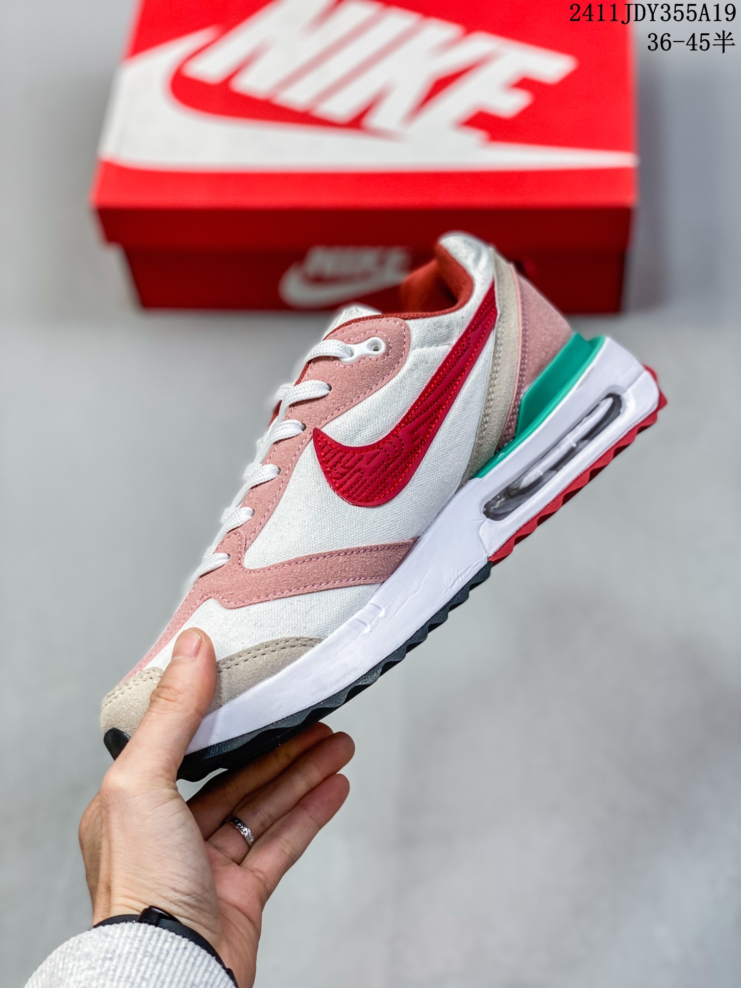 ID:xnm 【公司级】新款 Nike/耐克正品Spark Flyknit轻便透气休闲鞋厚底增高老爹跑步鞋DJ6945-100鞋面采用全编织的 Flyknit 结构,外观看上去就很清爽.侧面有透视窗和类似于袜子的内靴,让整双鞋视觉效果颇为特别.鞋头位置额外开孔的网眼,进一步增加透气性.最大的亮点自然是搭载全新 Sprak 中底科技,采用双密度泡沫打造,分层结构的中底夹有一层硬塑料板.中底新科技 + 多层结构,想必上脚后的缓震体验一定会有不小的惊喜. 货号:DJ6945 半