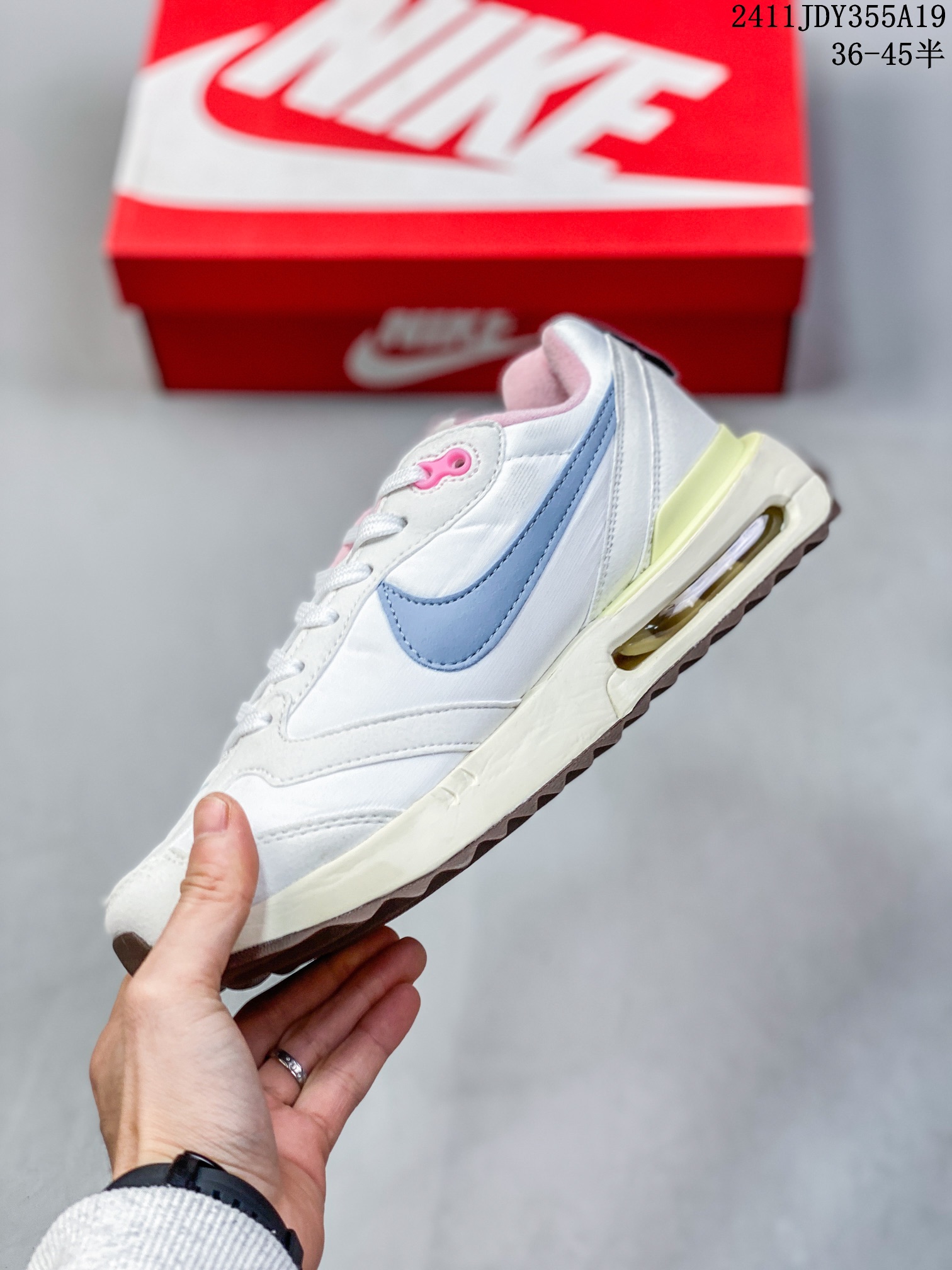 💰105
ID:xnm
【公司级】新款 Nike/耐克正品Spark Flyknit轻便透气休闲鞋厚底增高老爹跑步鞋DJ6945-100鞋面采用全编织的 Flyknit 结构，外观看上去就很清爽。侧面有透视窗和类似于袜子的内靴，让整双鞋视觉效果颇为特别。鞋头位置额外开孔的网眼，进一步增加透气性。最大的亮点自然是搭载全新 Sprak 中底科技，采用双密度泡沫打造，分层结构的中底夹有一层硬塑料板。中底新科技 + 多层结构，想必上脚后的缓震体验一定会有不小的惊喜。

货号：DJ6945
尺码：36-45半