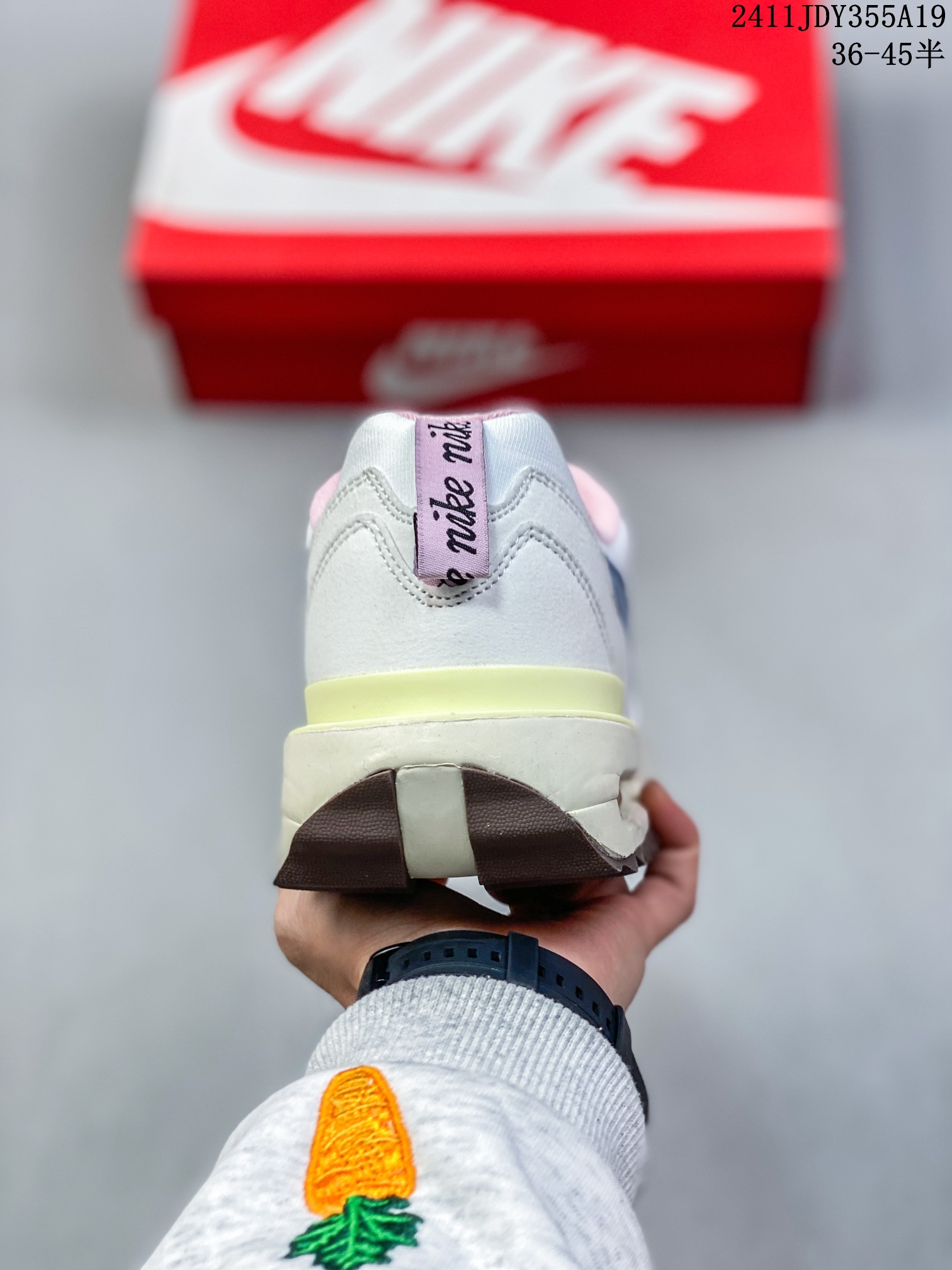 💰105
ID:xnm
【公司级】新款 Nike/耐克正品Spark Flyknit轻便透气休闲鞋厚底增高老爹跑步鞋DJ6945-100鞋面采用全编织的 Flyknit 结构，外观看上去就很清爽。侧面有透视窗和类似于袜子的内靴，让整双鞋视觉效果颇为特别。鞋头位置额外开孔的网眼，进一步增加透气性。最大的亮点自然是搭载全新 Sprak 中底科技，采用双密度泡沫打造，分层结构的中底夹有一层硬塑料板。中底新科技 + 多层结构，想必上脚后的缓震体验一定会有不小的惊喜。

货号：DJ6945
尺码：36-45半