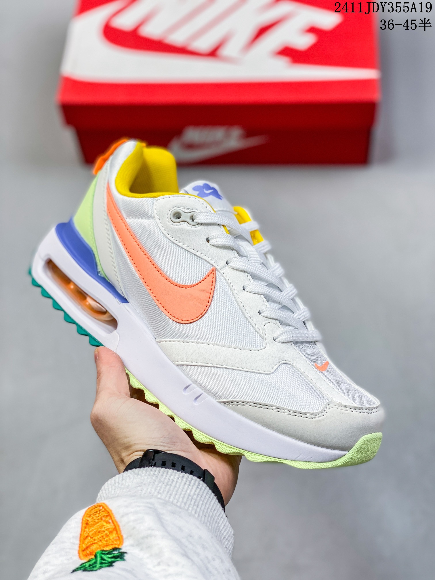 💰105
ID:xnm
【公司级】新款 Nike/耐克正品Spark Flyknit轻便透气休闲鞋厚底增高老爹跑步鞋DJ6945-100鞋面采用全编织的 Flyknit 结构，外观看上去就很清爽。侧面有透视窗和类似于袜子的内靴，让整双鞋视觉效果颇为特别。鞋头位置额外开孔的网眼，进一步增加透气性。最大的亮点自然是搭载全新 Sprak 中底科技，采用双密度泡沫打造，分层结构的中底夹有一层硬塑料板。中底新科技 + 多层结构，想必上脚后的缓震体验一定会有不小的惊喜。

货号：DJ6945
尺码：36-45半