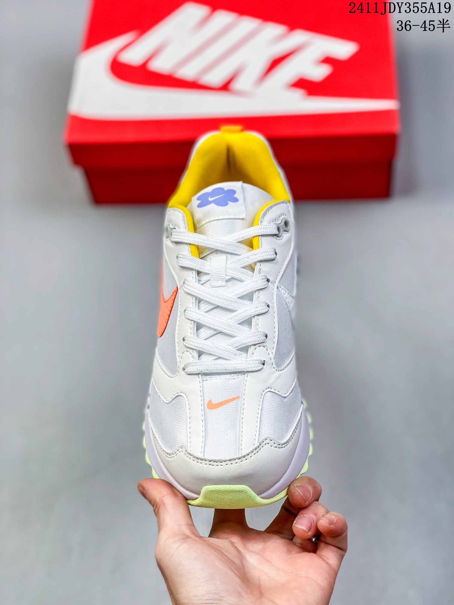 ID:xnm 【公司级】新款 Nike/耐克正品Spark Flyknit轻便透气休闲鞋厚底增高老爹跑步鞋DJ6945-100鞋面采用全编织的 Flyknit 结构,外观看上去就很清爽.侧面有透视窗和类似于袜子的内靴,让整双鞋视觉效果颇为特别.鞋头位置额外开孔的网眼,进一步增加透气性.最大的亮点自然是搭载全新 Sprak 中底科技,采用双密度泡沫打造,分层结构的中底夹有一层硬塑料板.中底新科技 + 多层结构,想必上脚后的缓震体验一定会有不小的惊喜. 货号:DJ6945 半