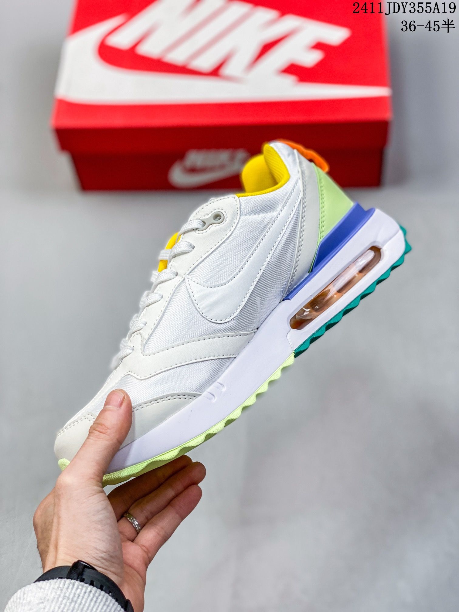 ID:xnm 【公司级】新款 Nike/耐克正品Spark Flyknit轻便透气休闲鞋厚底增高老爹跑步鞋DJ6945-100鞋面采用全编织的 Flyknit 结构,外观看上去就很清爽.侧面有透视窗和类似于袜子的内靴,让整双鞋视觉效果颇为特别.鞋头位置额外开孔的网眼,进一步增加透气性.最大的亮点自然是搭载全新 Sprak 中底科技,采用双密度泡沫打造,分层结构的中底夹有一层硬塑料板.中底新科技 + 多层结构,想必上脚后的缓震体验一定会有不小的惊喜. 货号:DJ6945 半