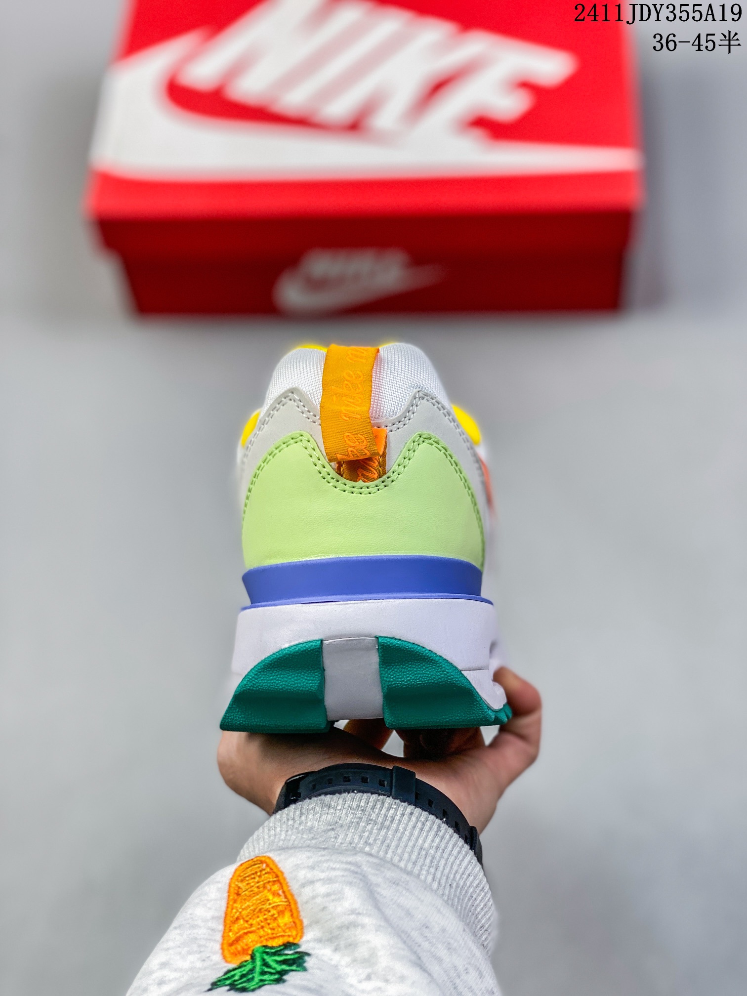ID:xnm 【公司级】新款 Nike/耐克正品Spark Flyknit轻便透气休闲鞋厚底增高老爹跑步鞋DJ6945-100鞋面采用全编织的 Flyknit 结构,外观看上去就很清爽.侧面有透视窗和类似于袜子的内靴,让整双鞋视觉效果颇为特别.鞋头位置额外开孔的网眼,进一步增加透气性.最大的亮点自然是搭载全新 Sprak 中底科技,采用双密度泡沫打造,分层结构的中底夹有一层硬塑料板.中底新科技 + 多层结构,想必上脚后的缓震体验一定会有不小的惊喜. 货号:DJ6945 半