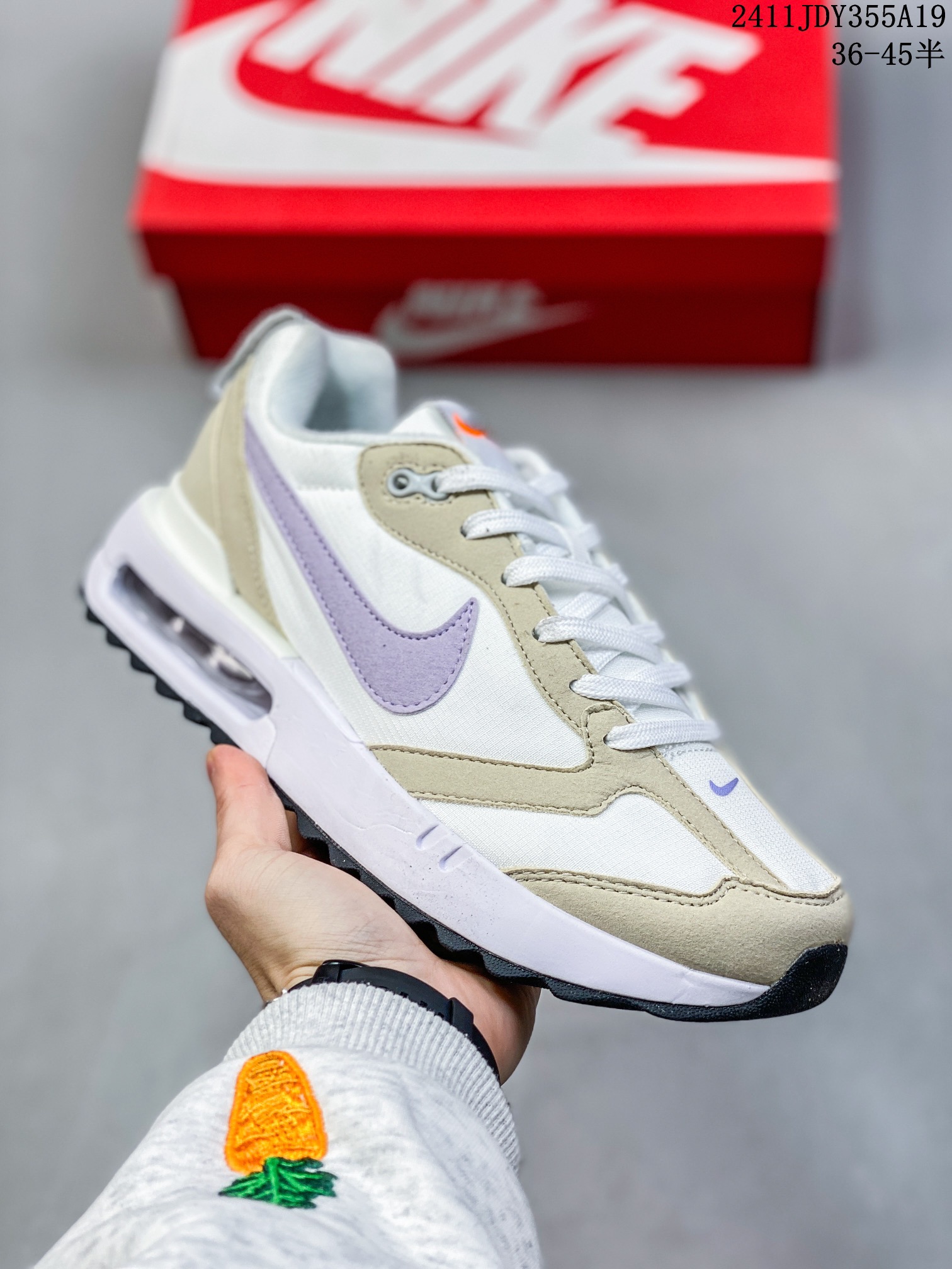 🈴💰105
ID:xnm
【公司级】新款 Nike/耐克正品Spark Flyknit轻便透气休闲鞋厚底增高老爹跑步鞋DJ6945-100鞋面采用全编织的 Flyknit 结构，外观看上去就很清爽。侧面有透视窗和类似于袜子的内靴，让整双鞋视觉效果颇为特别。鞋头位置额外开孔的网眼，进一步增加透气性。最大的亮点自然是搭载全新 Sprak 中底科技，采用双密度泡沫打造，分层结构的中底夹有一层硬塑料板。中底新科技 + 多层结构，想必上脚后的缓震体验一定会有不小的惊喜。

货号：DJ6945
尺码：36-45半