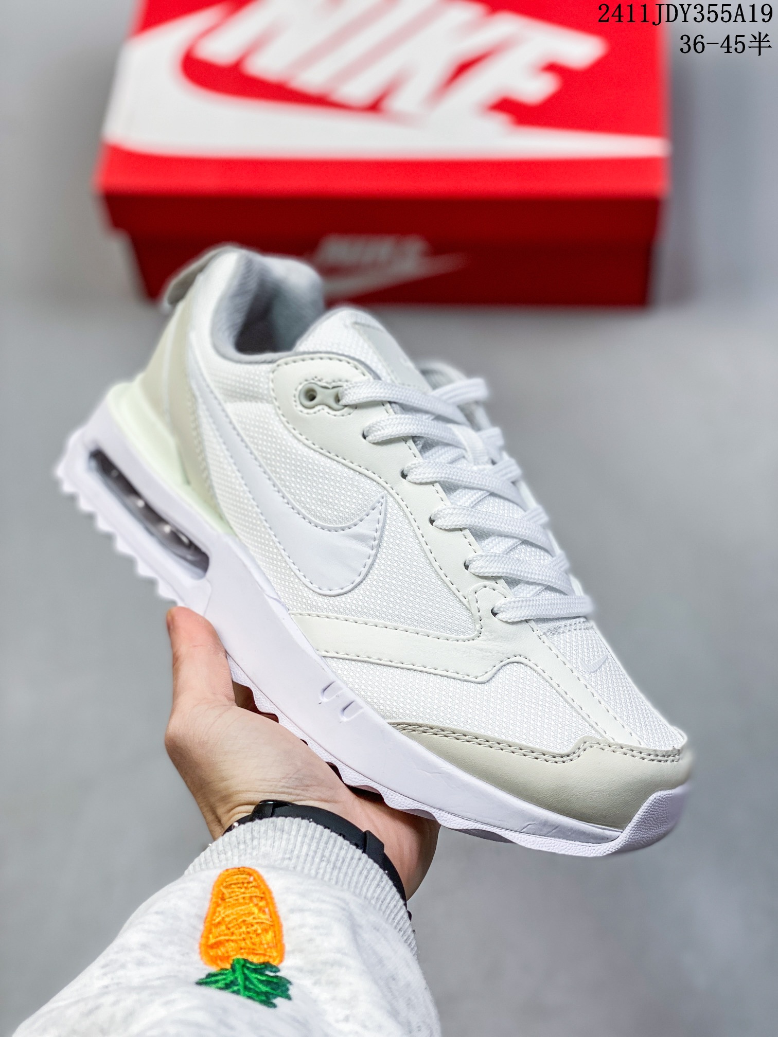 🈴💰105
ID:xnm
【公司级】新款 Nike/耐克正品Spark Flyknit轻便透气休闲鞋厚底增高老爹跑步鞋DJ6945-100鞋面采用全编织的 Flyknit 结构，外观看上去就很清爽。侧面有透视窗和类似于袜子的内靴，让整双鞋视觉效果颇为特别。鞋头位置额外开孔的网眼，进一步增加透气性。最大的亮点自然是搭载全新 Sprak 中底科技，采用双密度泡沫打造，分层结构的中底夹有一层硬塑料板。中底新科技 + 多层结构，想必上脚后的缓震体验一定会有不小的惊喜。

货号：DJ6945
尺码：36-45半